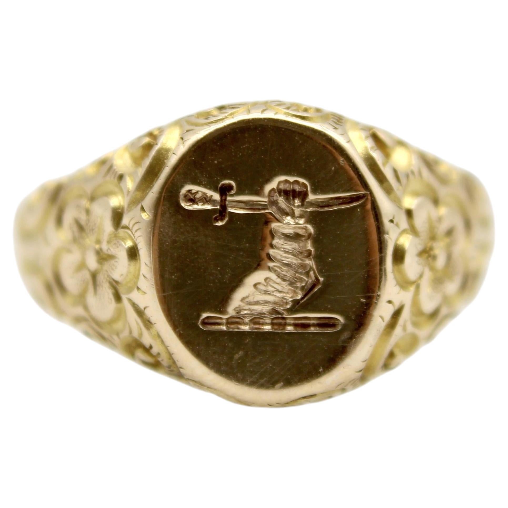 Bague chevalière victorienne en or 14K avec bras tenant une épée Intaglio