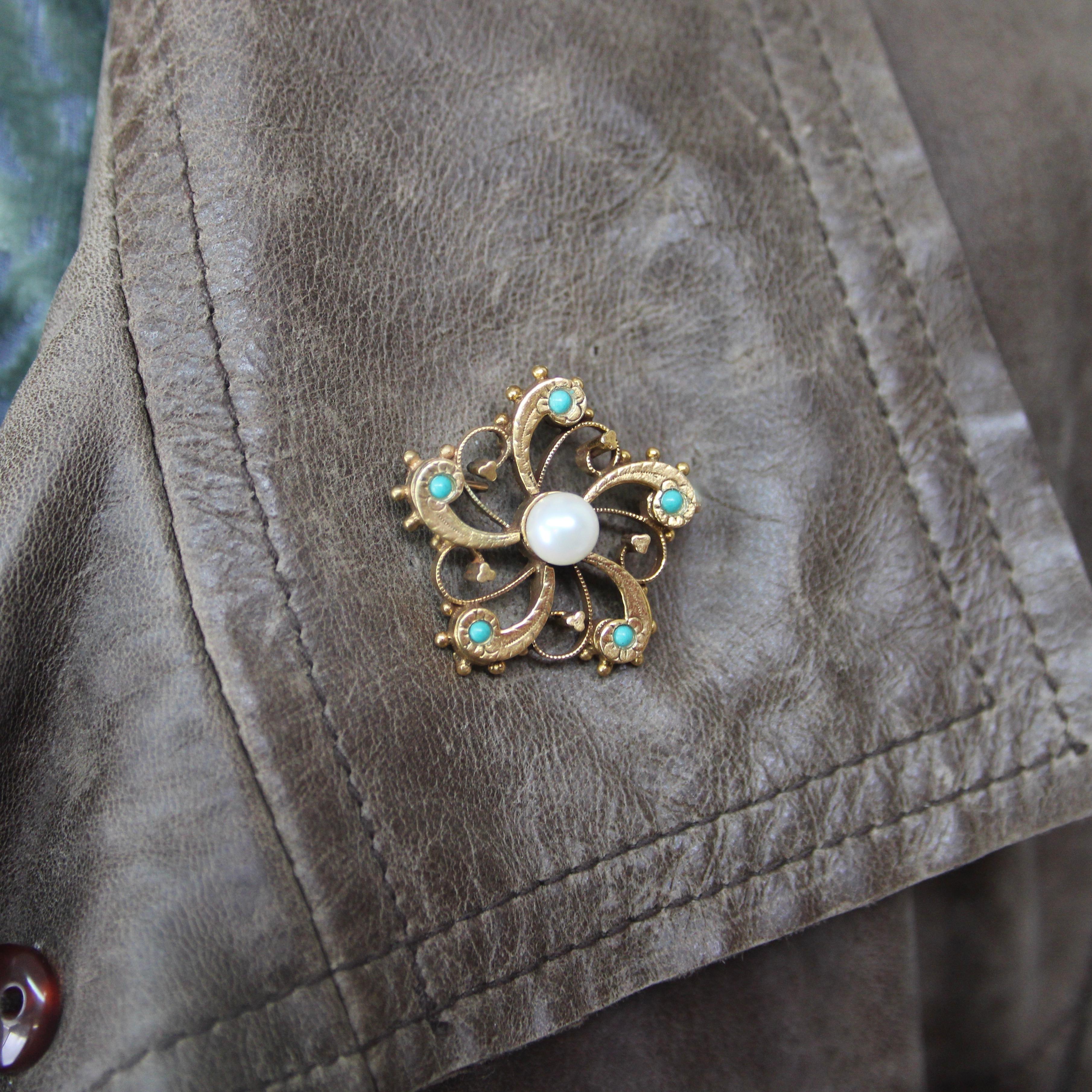 This 14k gold Victorian pin has an undulating flower form with curved petals that spiral like a sea anemone. Floral and oceanic, the pin has an organic quality to it that seems simple at first but draws in the eye to reveal the design’s intricacies.