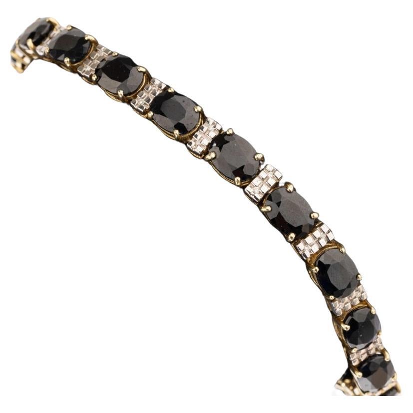 Old bracelet made of 14-karat yellow gold

Decorated with 17 oval, faceted sapphires with a total weight of 30.00ct.

Additionally 34 diamonds in 8/8 cut, totaling approx. 0.17ct.

Length: 18.5 cm,

Weight of the product: approx. 17.1 g.

Bracelet
