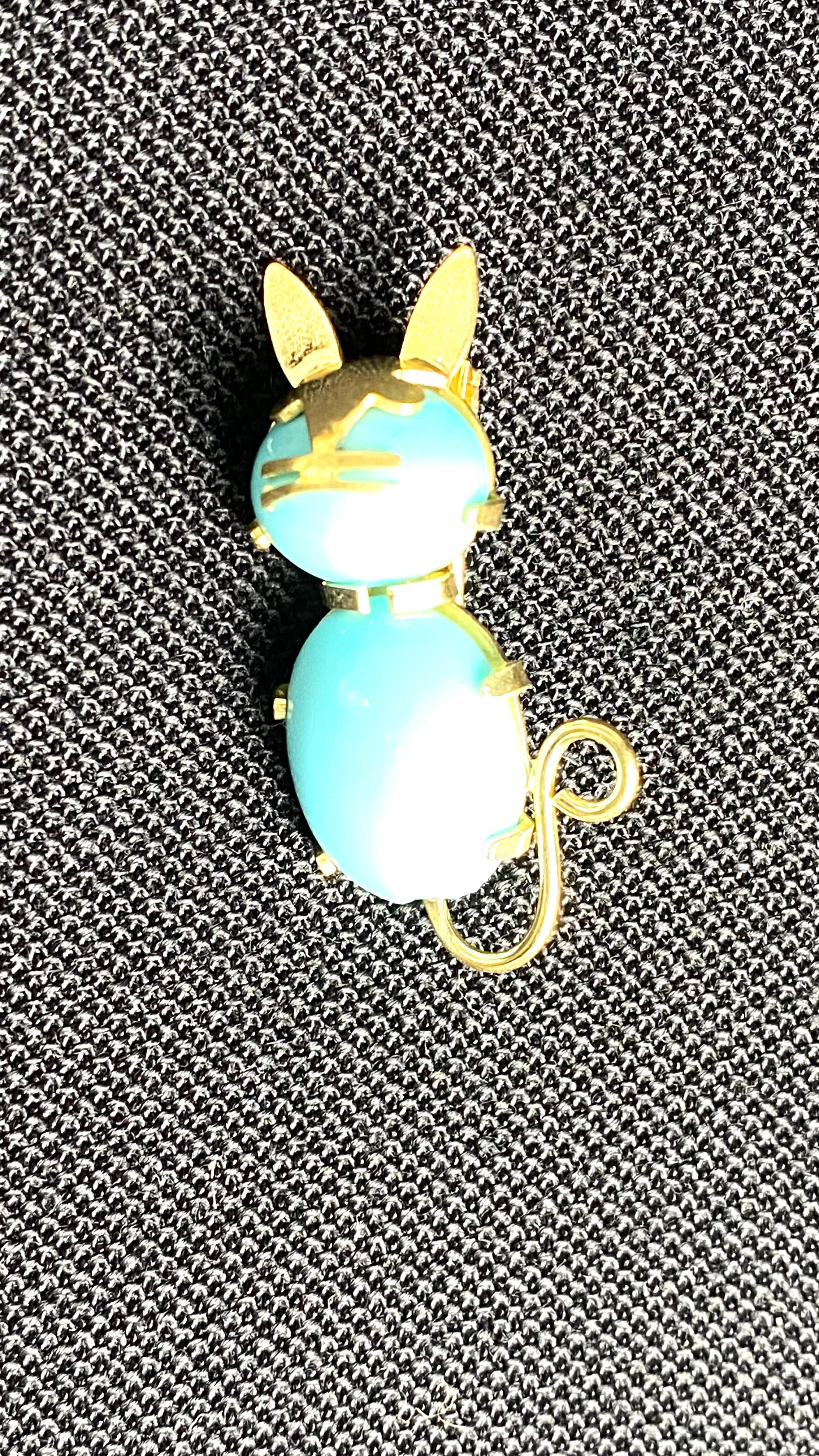 A Whimsical Nod to Feline Charm and Timeless Craftsmanship
Infuse your outfit or collection with a touch of playful elegance courtesy of this 14K Gold Vintage Cat Brooch, featuring a turquoise body and gleaming gold details. From the pointed ears to