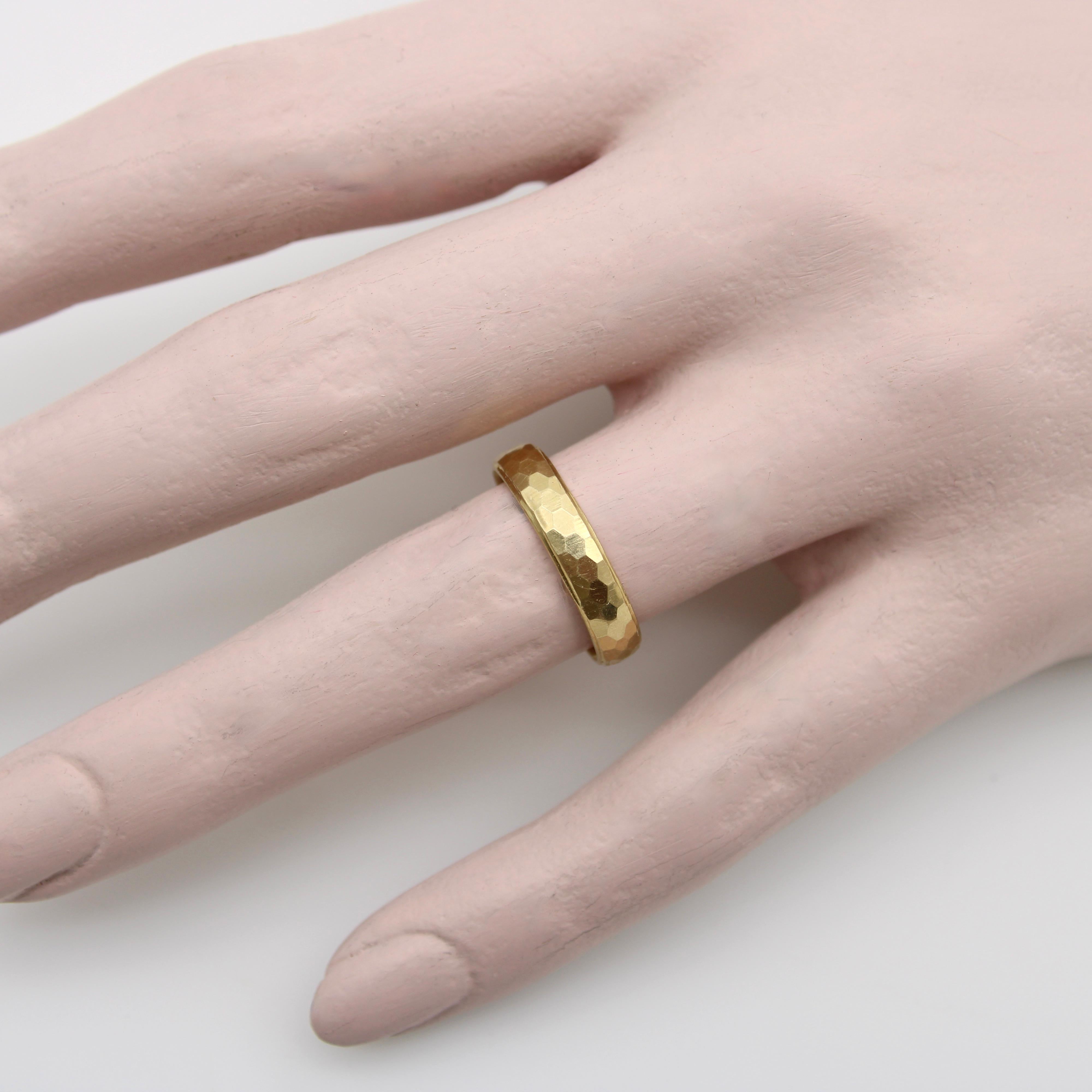 14K Gold gehämmerter Vintage-Ringband  für Damen oder Herren im Angebot