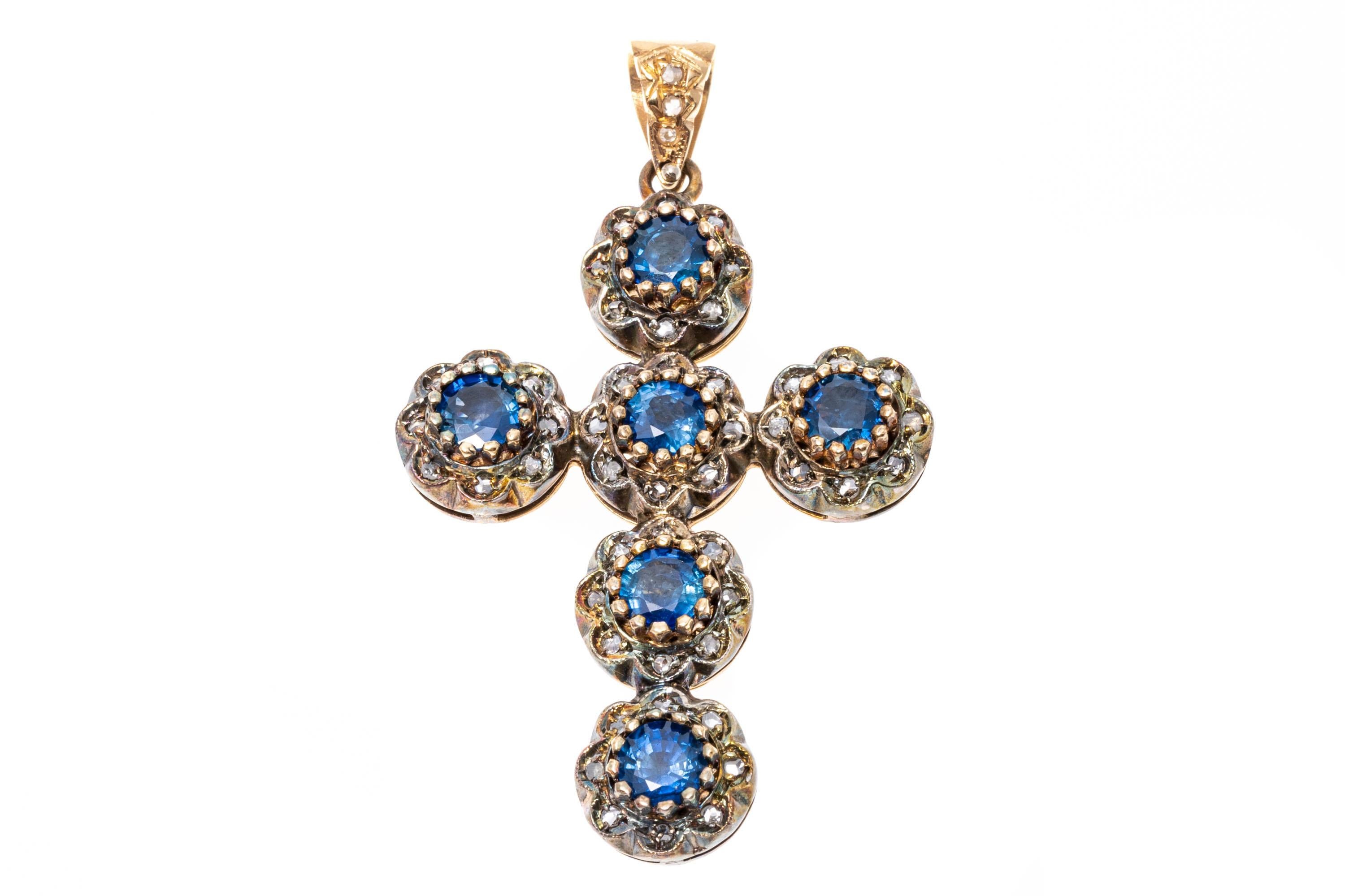Taille ronde Grande croix en or 14 carats vintage en saphir avec bordures en halo de diamants taille rose en vente