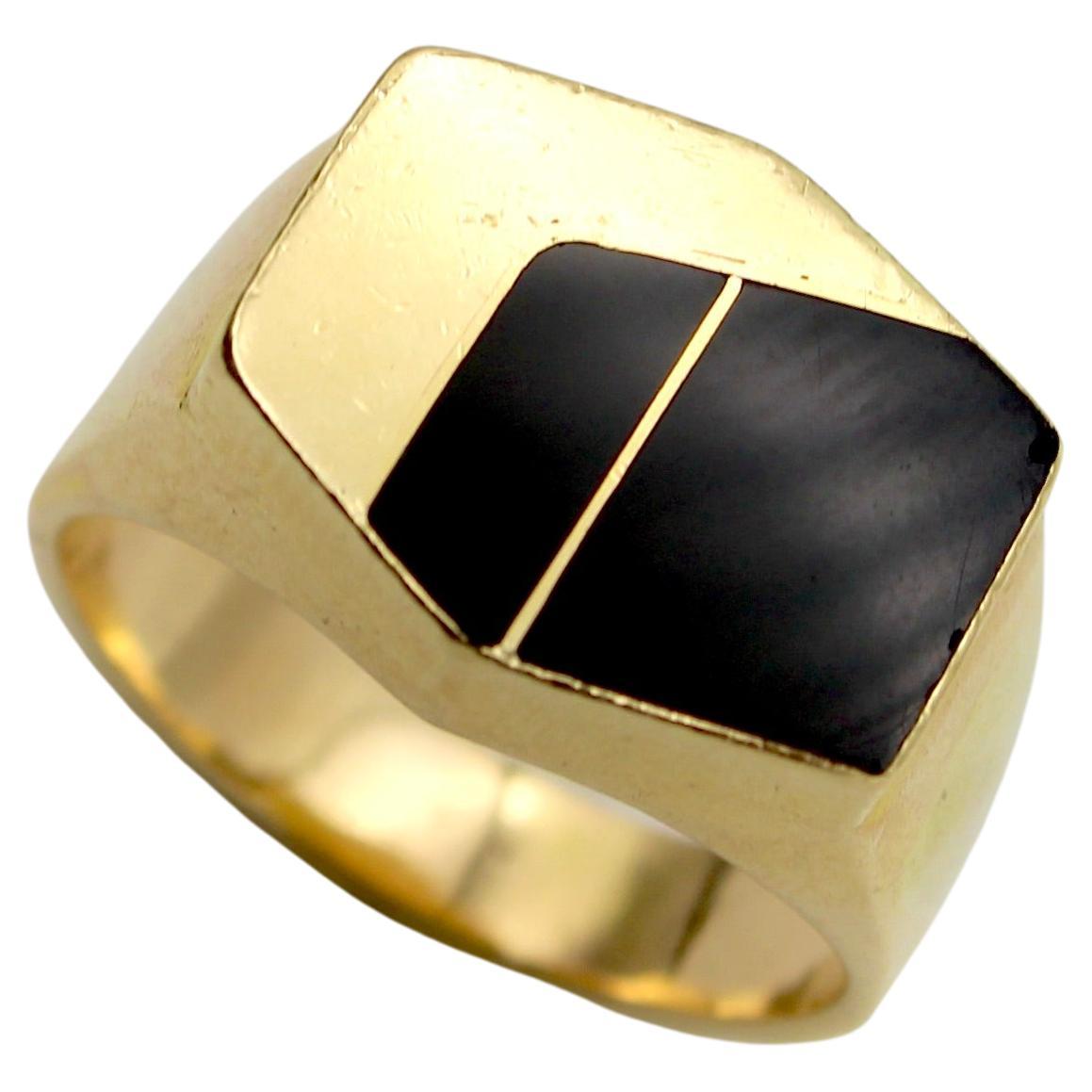 Eine ungewöhnlich geformte Version eines Siegelrings mit meisterhaft eingelegtem schwarzem Onyx, der die Illusion eines Schattenwurfs erzeugt. Die Spitze des Rings ist ein zusammengedrücktes Sechseck, und der schwarze Onyx verleiht der Oberfläche