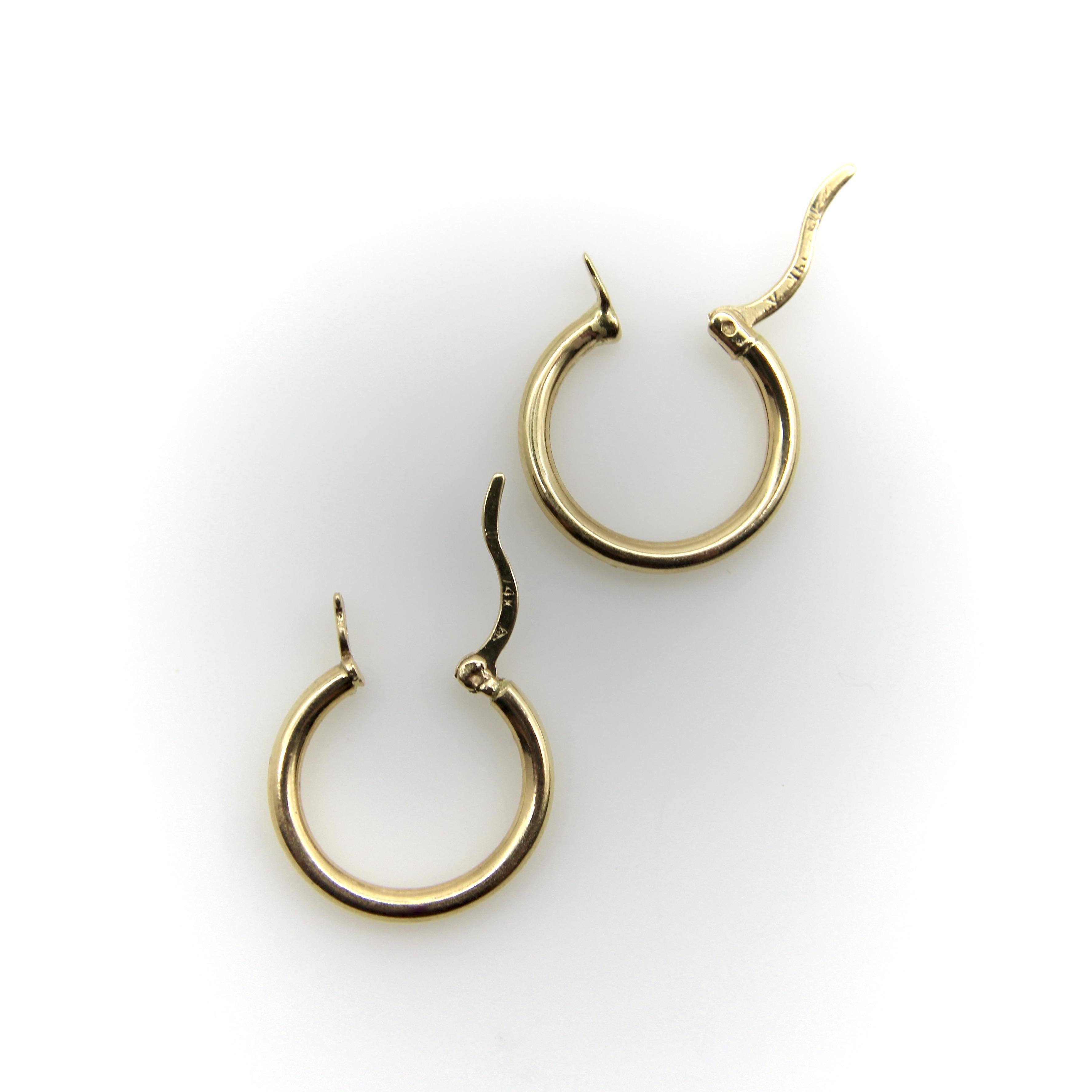 Diese Ohrringe aus 14-karätigem Gold sind ein Klassiker unter den Schmuckstücken. Wir haben sie hier mit Ohrringverlängerungen abgebildet, die in unserem Shop erhältlich sind. Wir lieben es, dass diese einfachen Reifen als Basis für eine Vielzahl