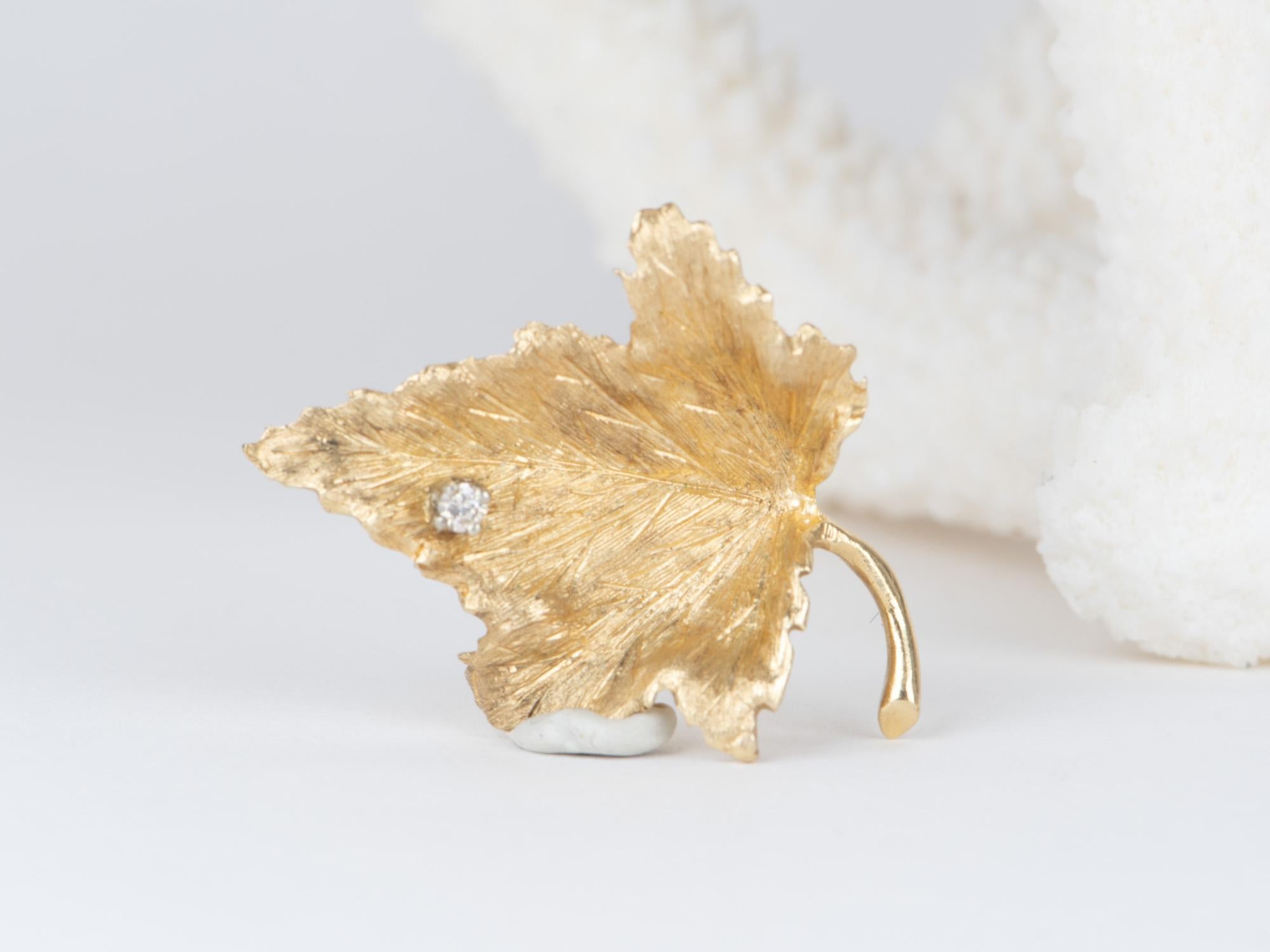 14K Gold Vintage Textured Maple Leaf Pin with Diamond V1087 In New Condition For Sale In Osprey, FL
