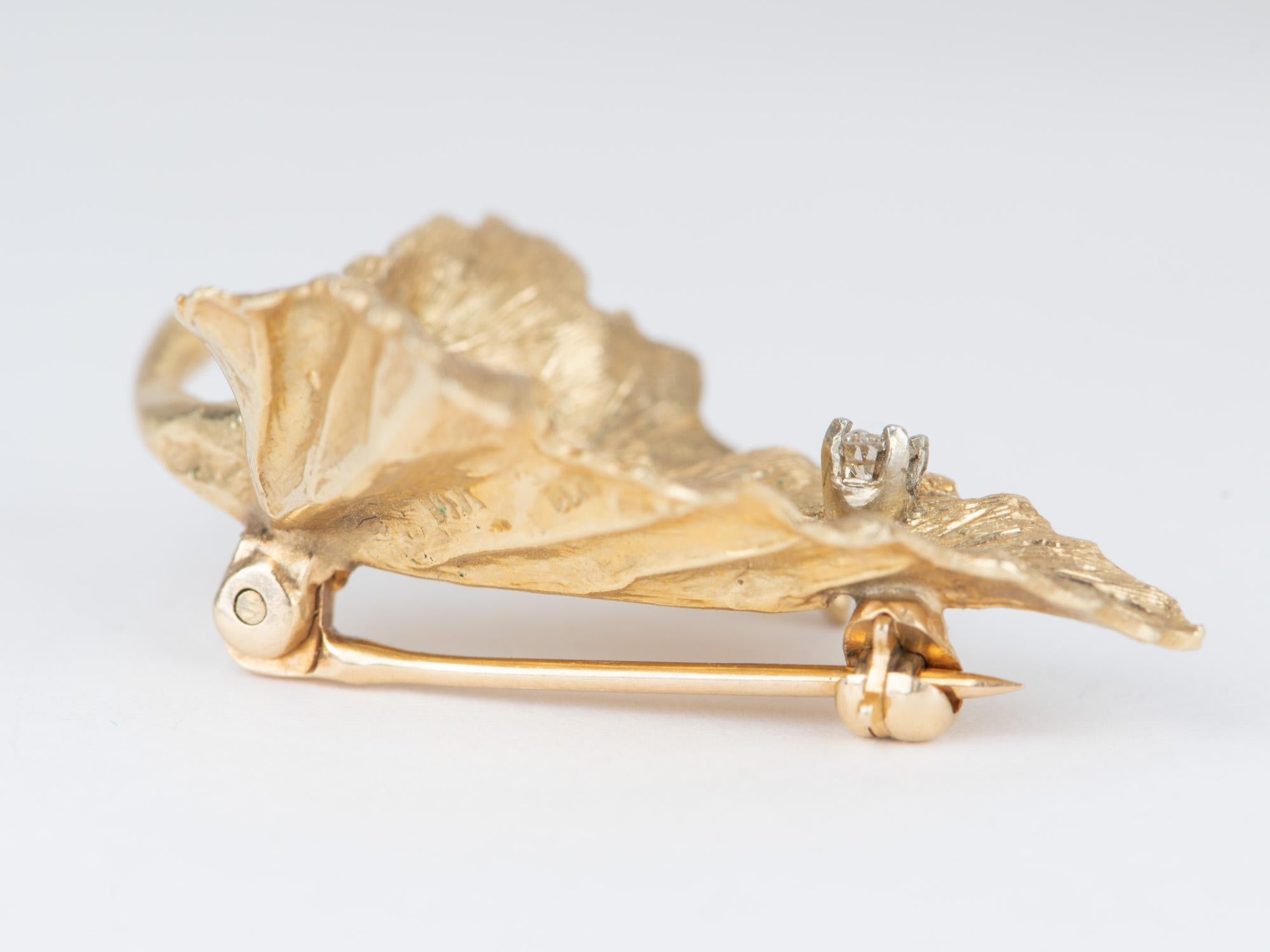 14K Gold Vintage strukturierte Ahornblatt Pin mit Diamant V1087 im Angebot 1