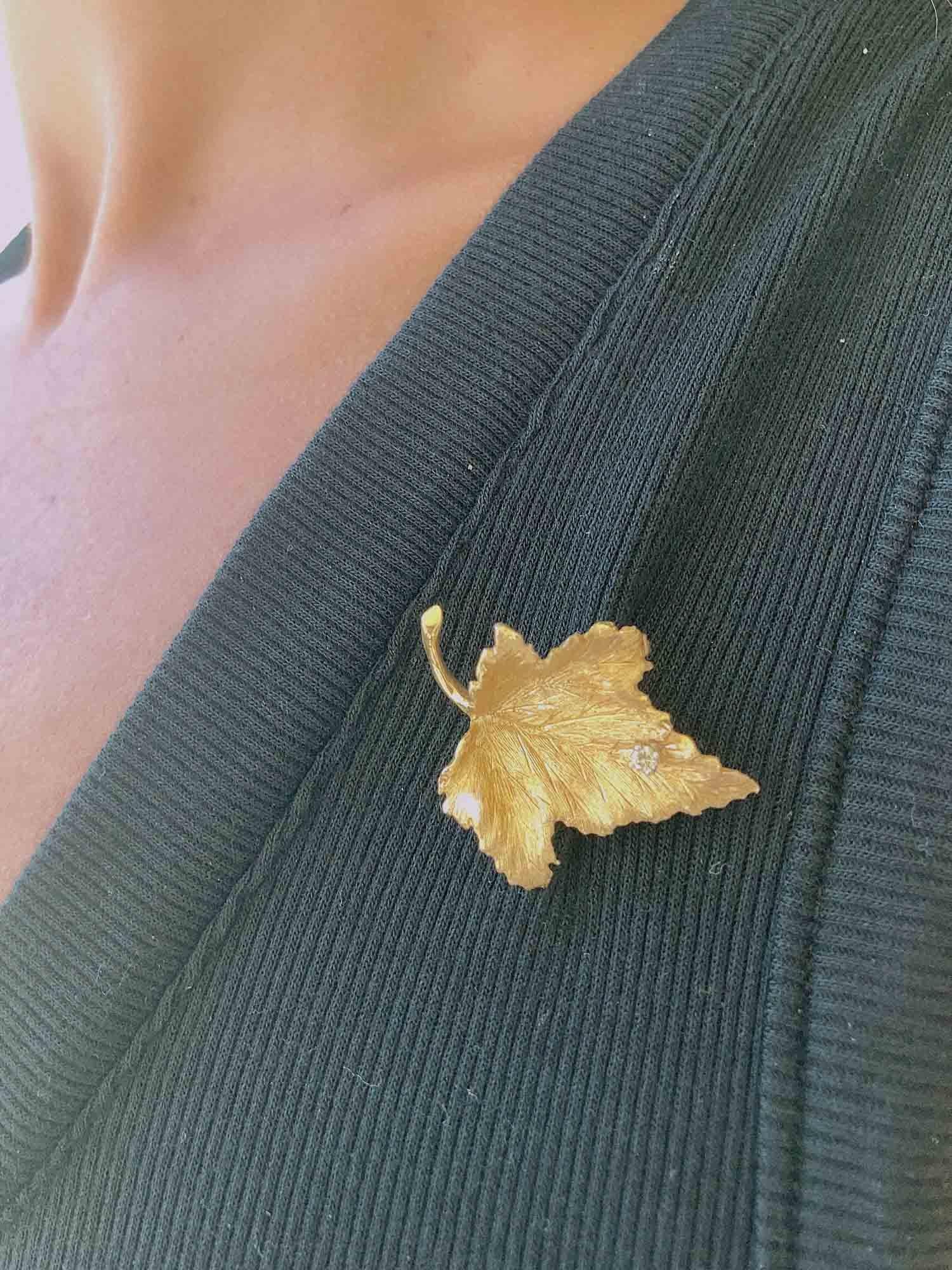 14K Gold Vintage Textured Maple Leaf Pin with Diamond V1087 For Sale 2