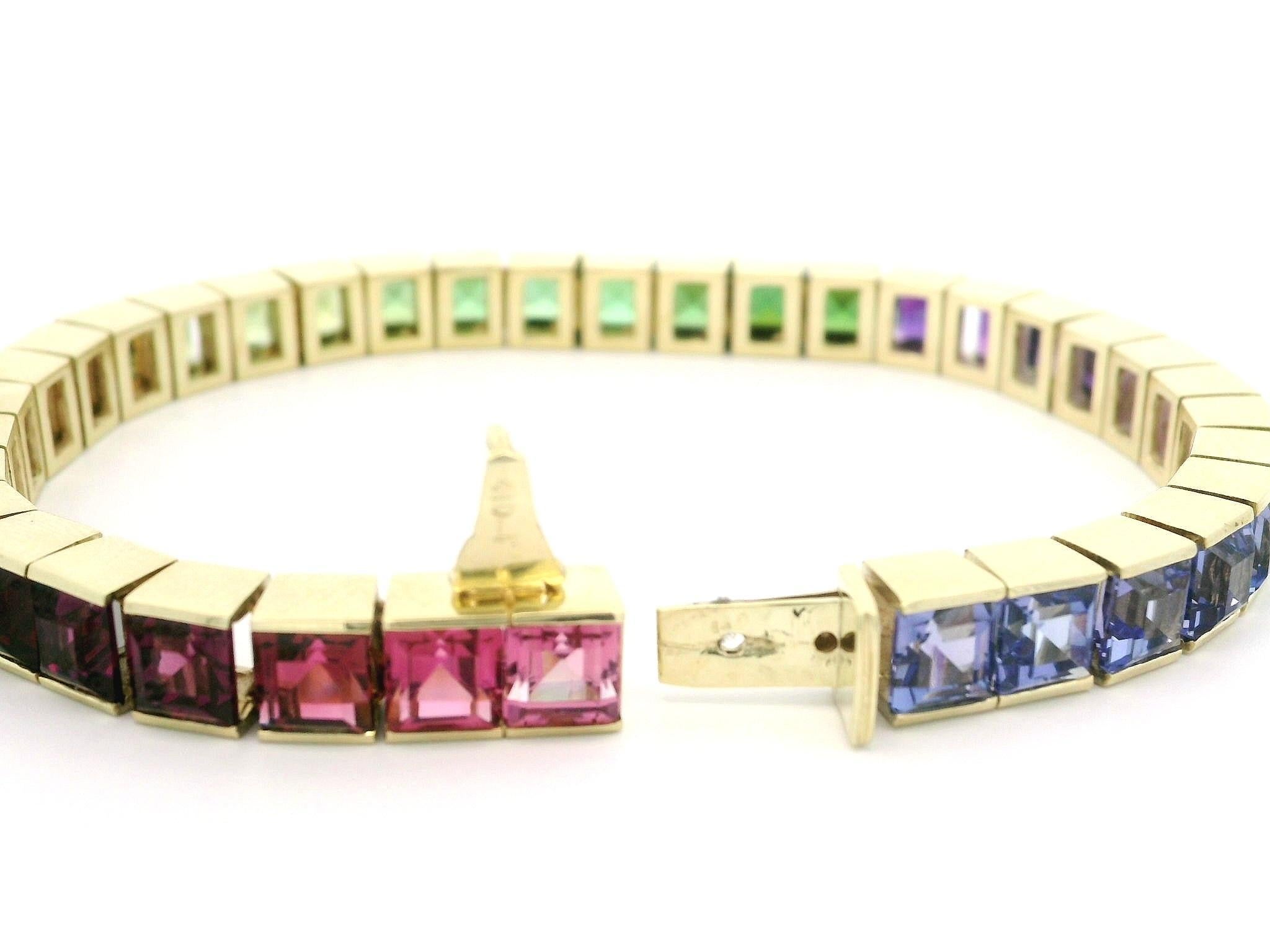 -A. Stone
(Numerosi) Tanzanite/ Granato/ Tormalina/ Ametista/ Quarzo - Taglio quadrato a gradini - Incastonatura - Colore arcobaleno graduale - 5mm ciascuno (circa) 

Materiale: oro giallo 14k
Peso: 33,28 grammi
Tipo: A Link
Lunghezza: 7,5