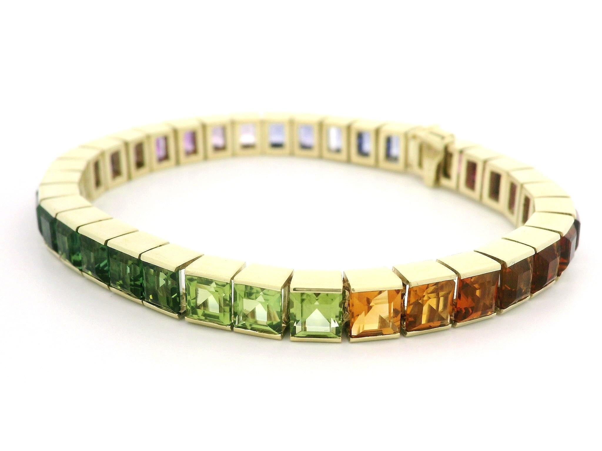 Quadrato Bracciale in oro 14k con gemme quadrate a gradini, multicolore e vivido. in vendita