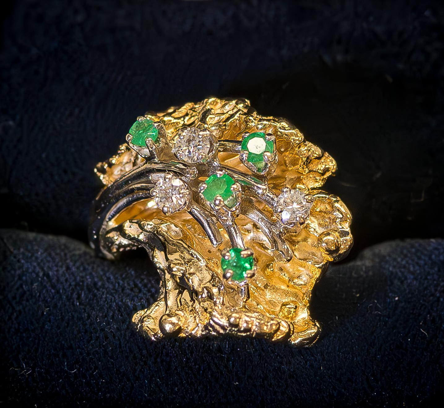 Round Cut 14k Gold Wave Design Ring with Emerald and Diamond Accents For Sale