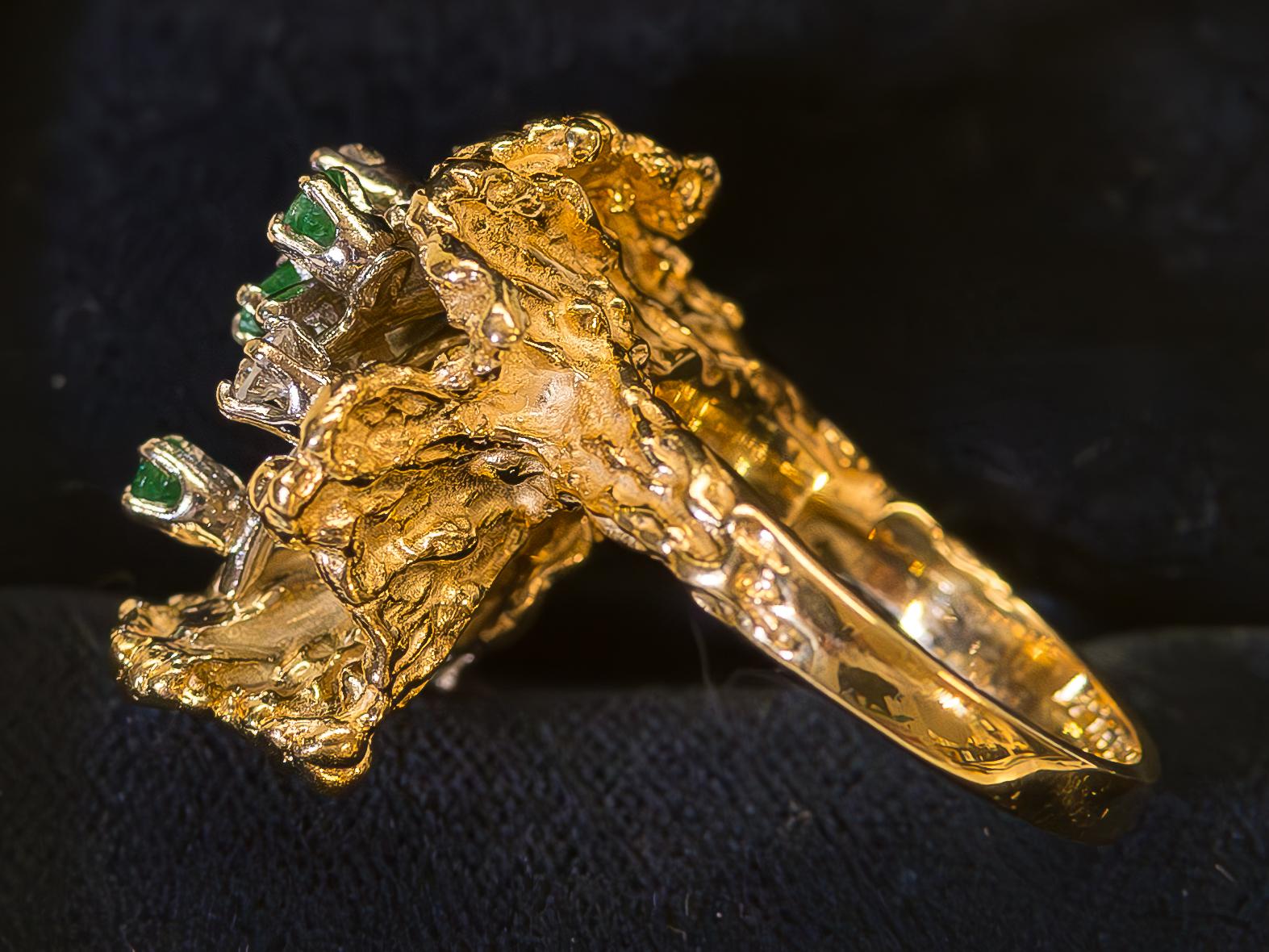 14k Gold Wave Design Ring with Emerald and Diamond Accents In Good Condition For Sale In Palm Desert, CA