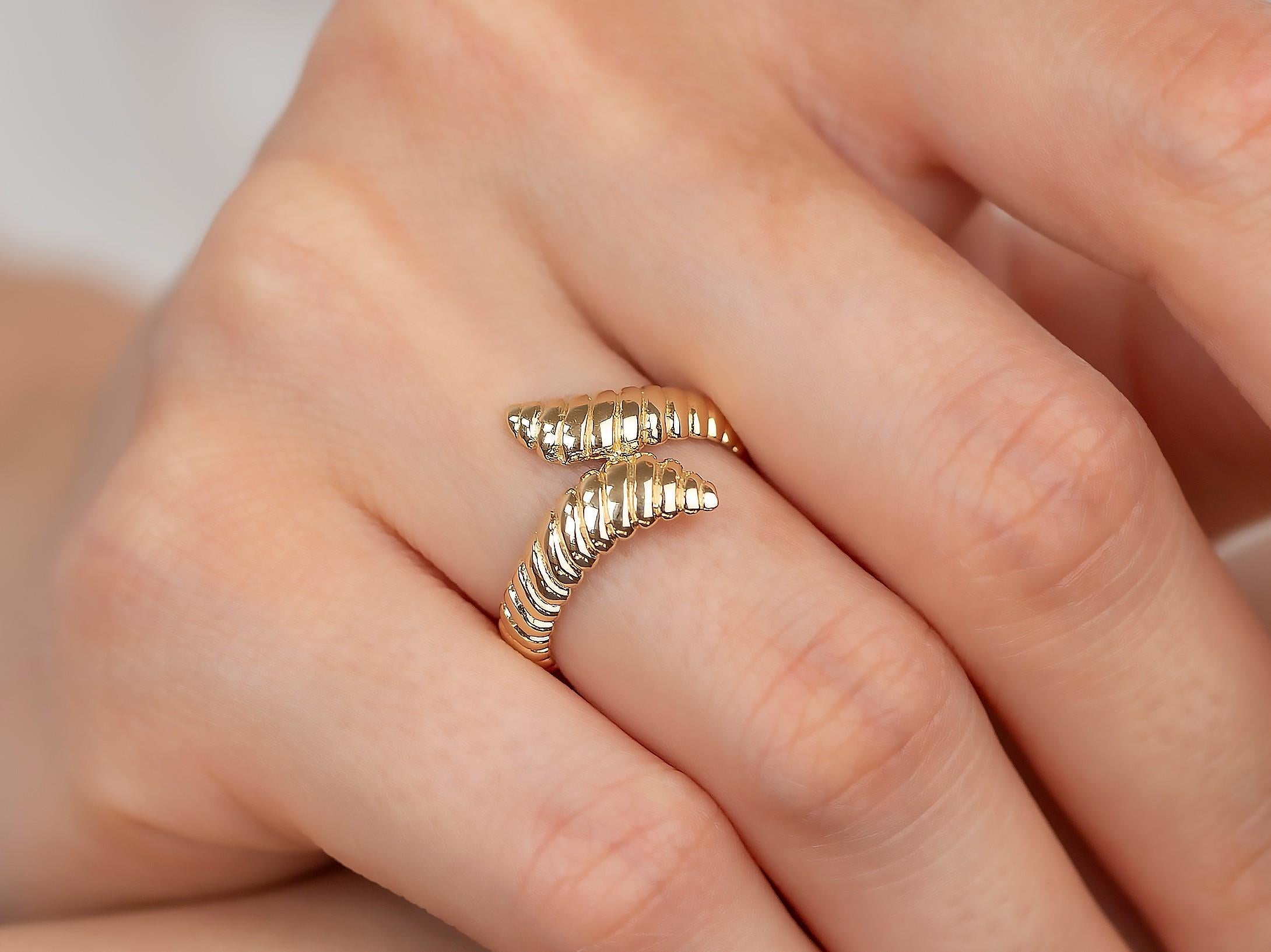 14K Gold Wavy Dome Ring, 14K Gold Croissant Ring, Wavy Croissant Ring () 2