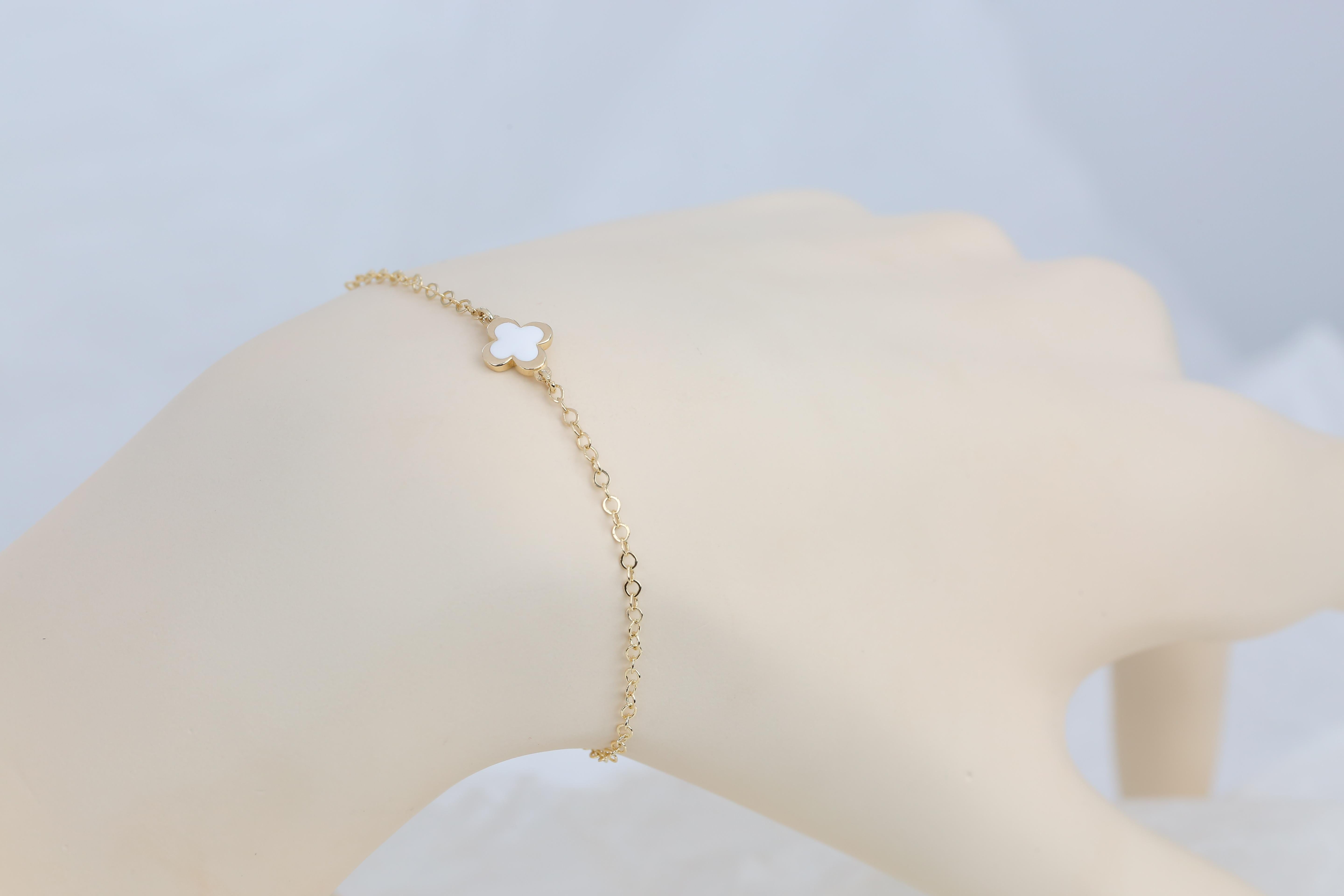 14K Gold White Enameled Clover Shaped Charm Dainty Bracelet
Made of 14 ct. solid gold.
With hallmark.

Total Weight: 1,1 gr.
Size: 18.0 cm

This piece was made with quality materials and excellent handwork. I guarantee the quality assurance of my