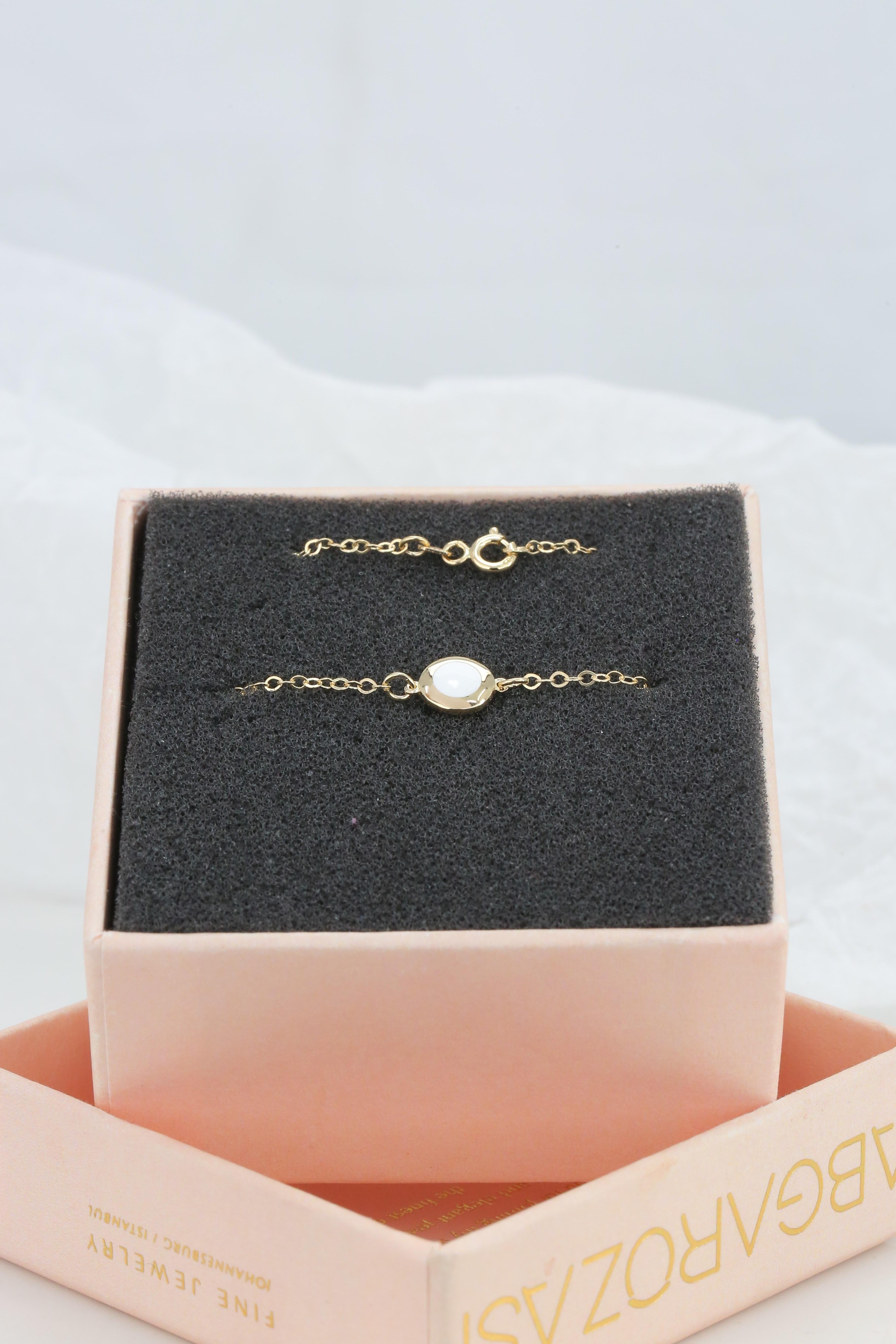 14K Gold White Enameled Round Shaped Charm Dainty Bracelet In New Condition For Sale In ISTANBUL, TR