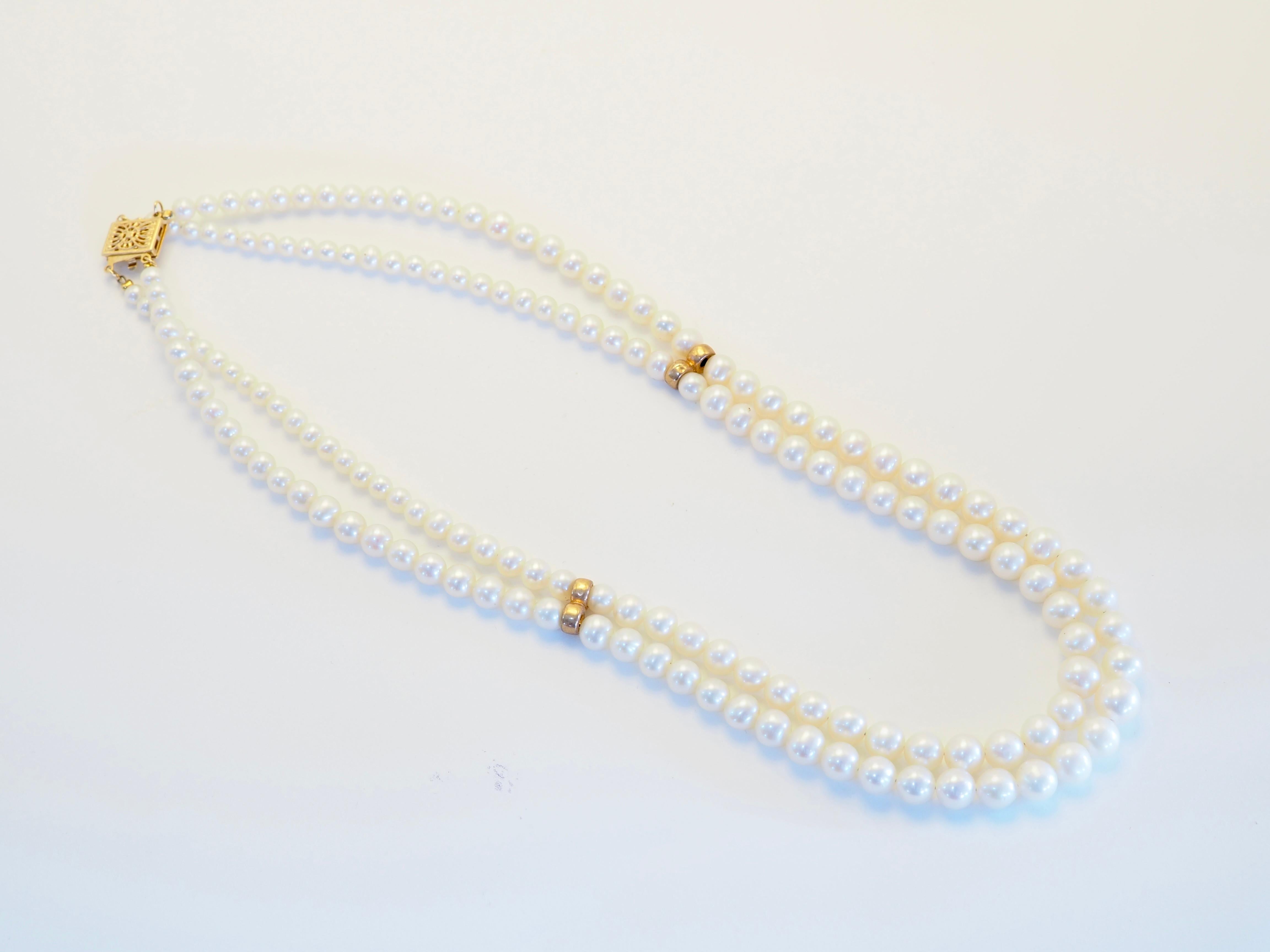 Expression intemporelle d'une élégance raffinée, ce collier de perles de mer blanches à deux rangs met en valeur la beauté naturelle des perles graduées, méticuleusement disposées de la plus grosse au centre à la plus petite vers le fermoir. Chaque