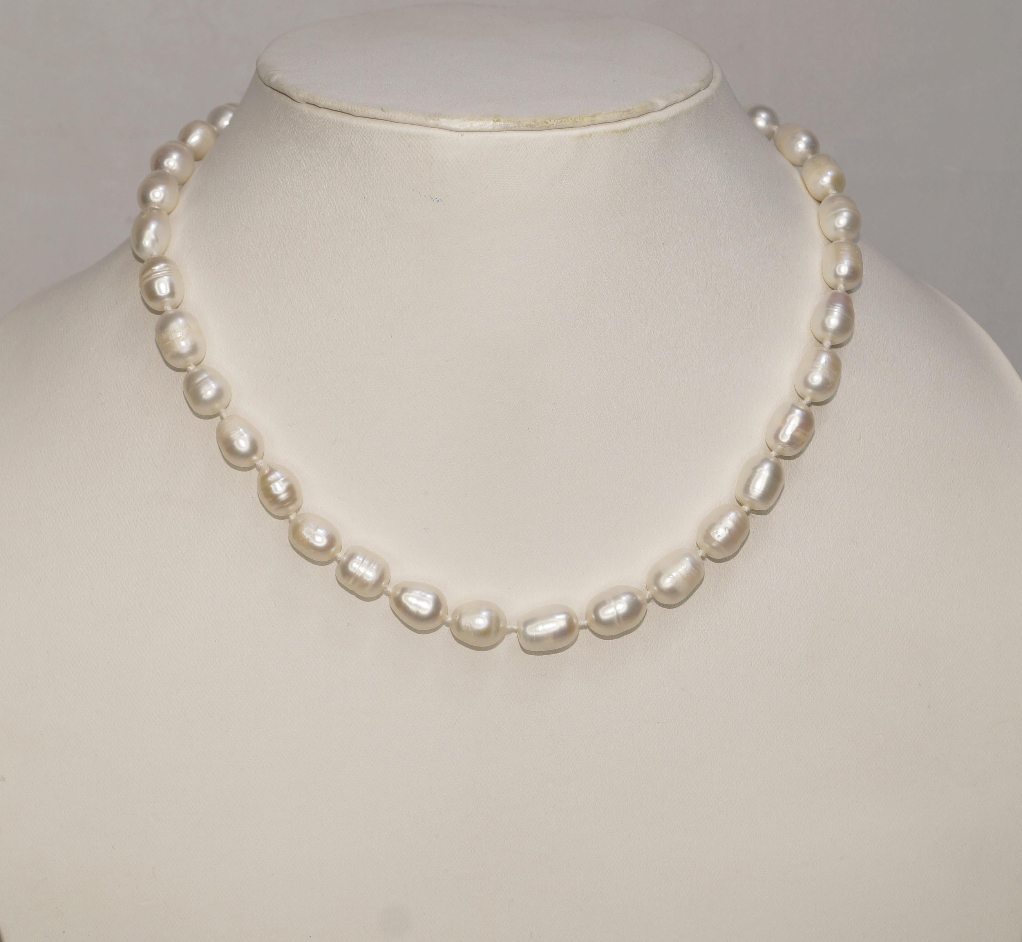 Details:
: 14k Yellow Gold Lock South Sea pearl beads Necklace.

: Item no- KM46/200/9875

:Pearl Size: 10mmx12mm (Approx.)

:Necklace length: 18
