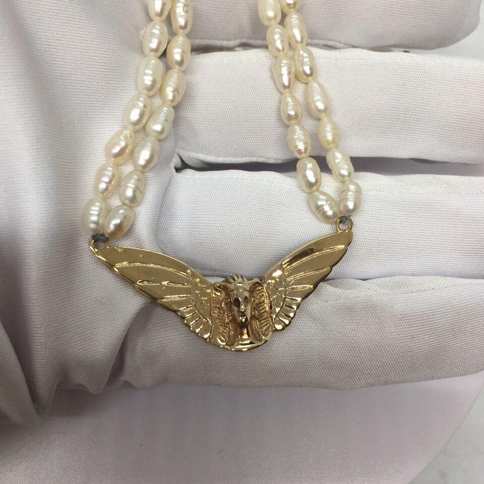 14K Gold Winged Egyptian Pharaoh Goddess Charm Pendant 19” Rice Pearl 14K Lock In Good Condition For Sale In Santa Monica, CA