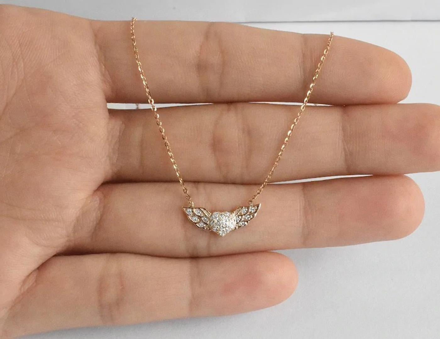 14k Gold geflügelte Herz-Diamant-Halskette fliegendes Herz Valentine Jewelry (Rundschliff) im Angebot