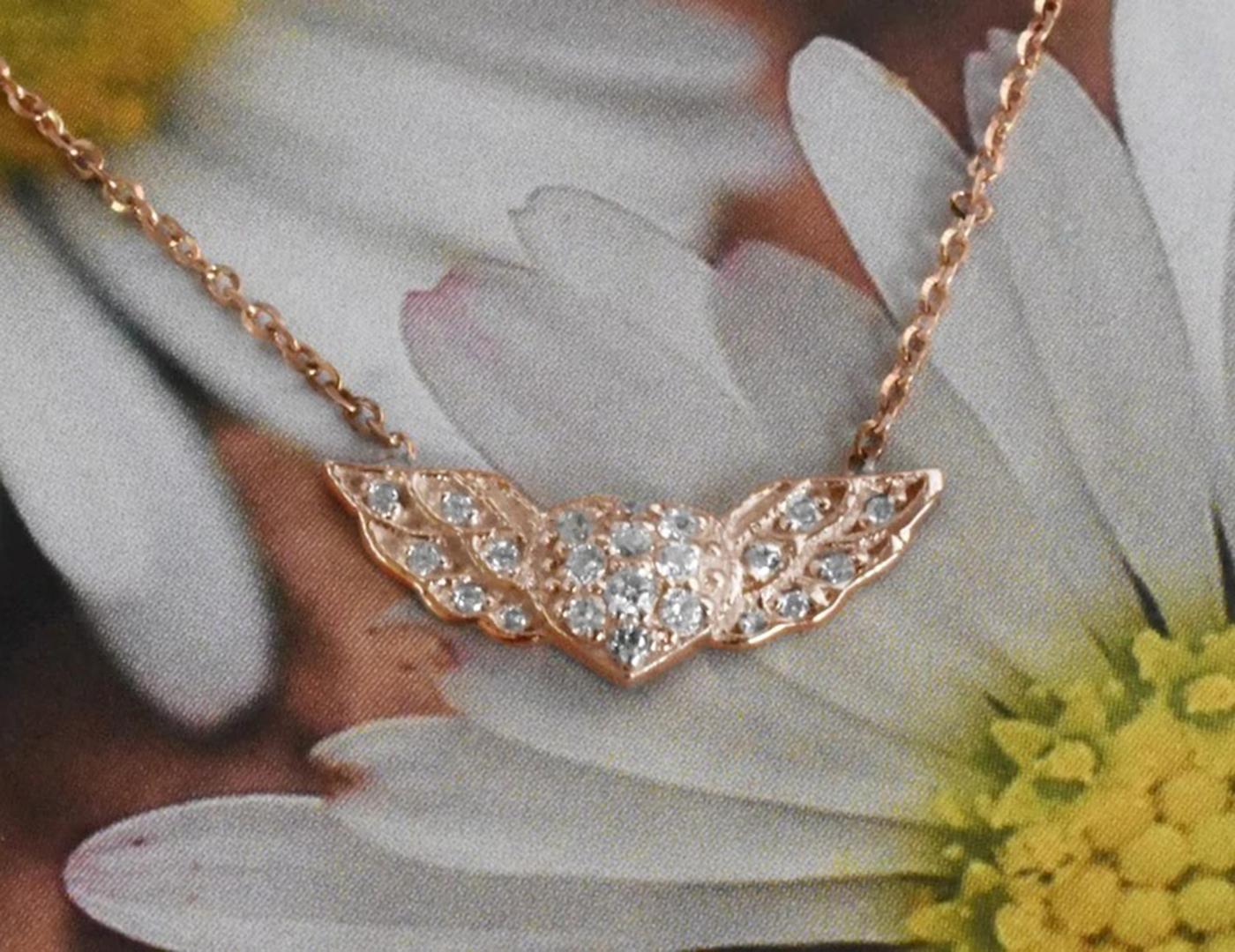 14k Gold geflügelte Herz-Diamant-Halskette fliegendes Herz Valentine Jewelry im Angebot 2