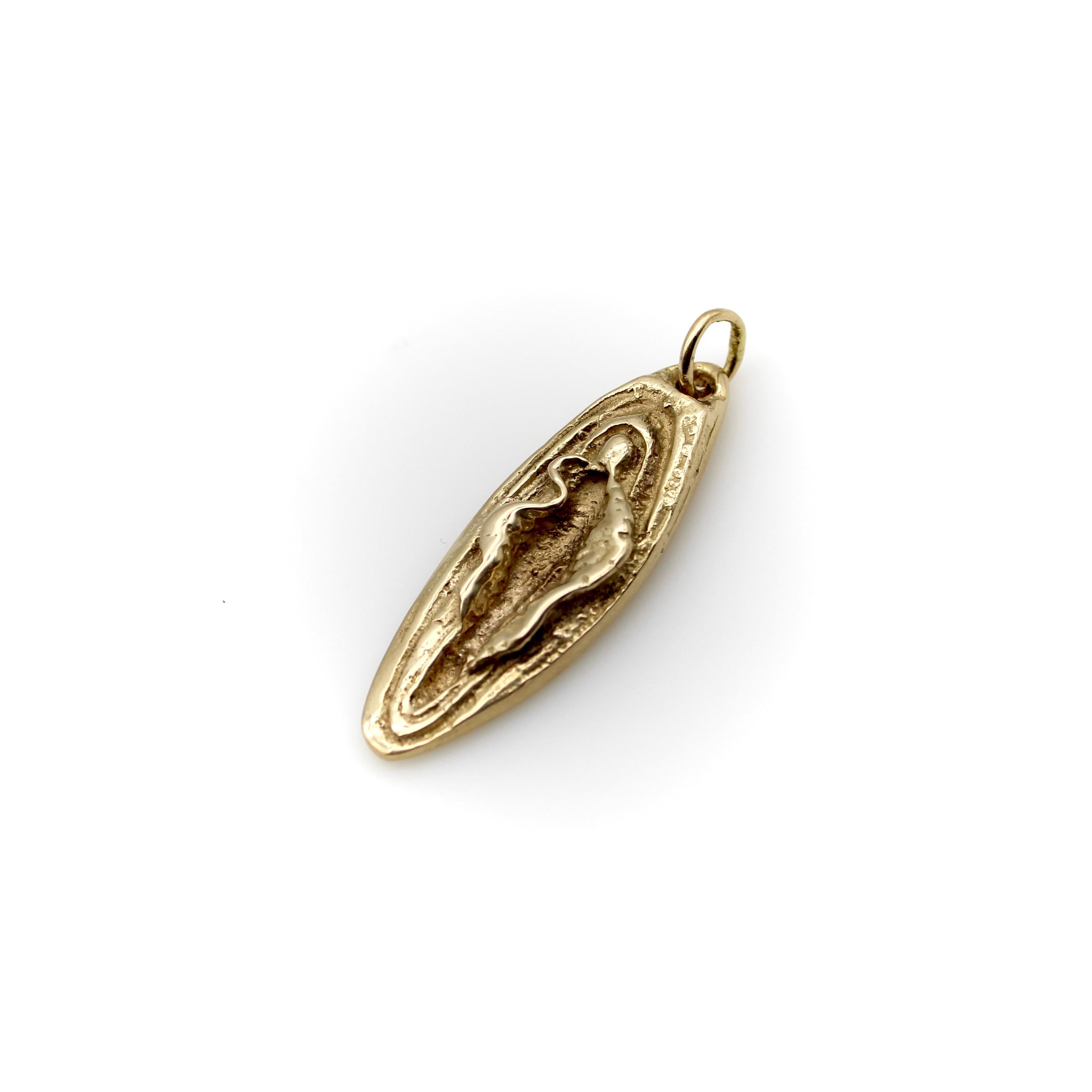 14K Gold Women’s Empowerment Vulva Pendant Charm In Good Condition In Venice, CA