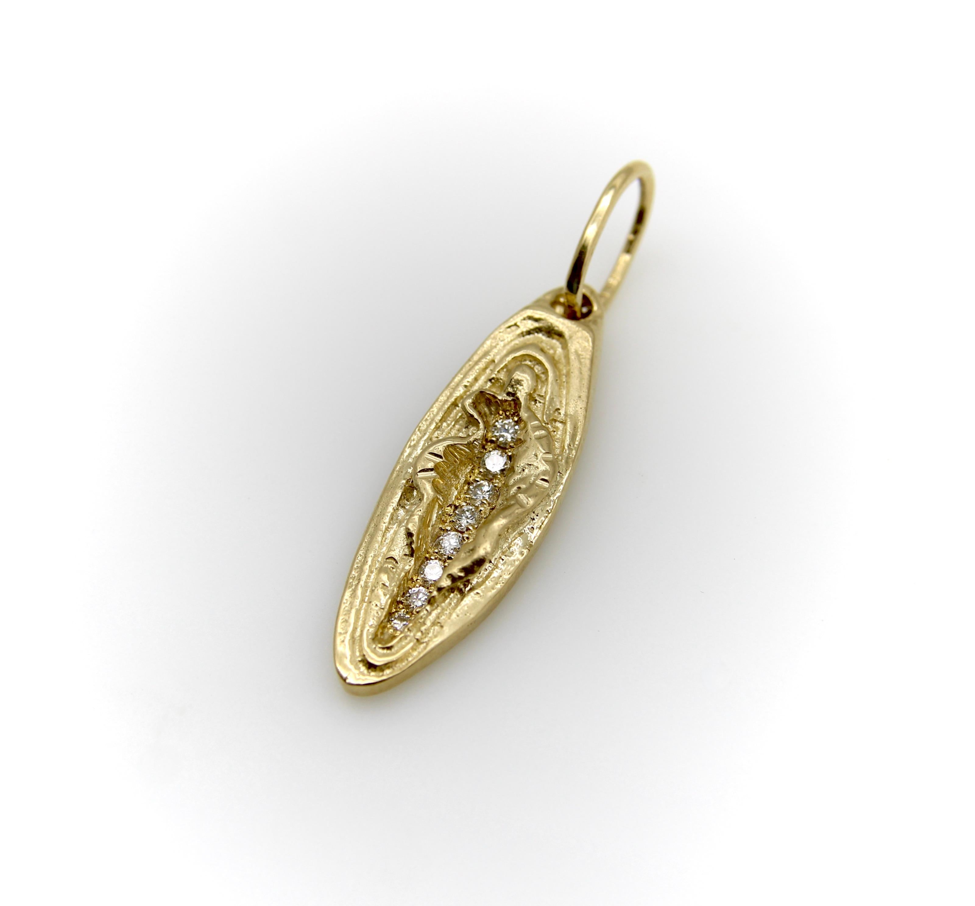 Lorsque nous avons trouvé un charme vintage en forme de vulve, nous avons pensé que c'était le symbole parfait de l'autonomisation et avons décidé de créer une version de la pièce pour notre Collection Signature. Le pendentif est en or 14k, avec