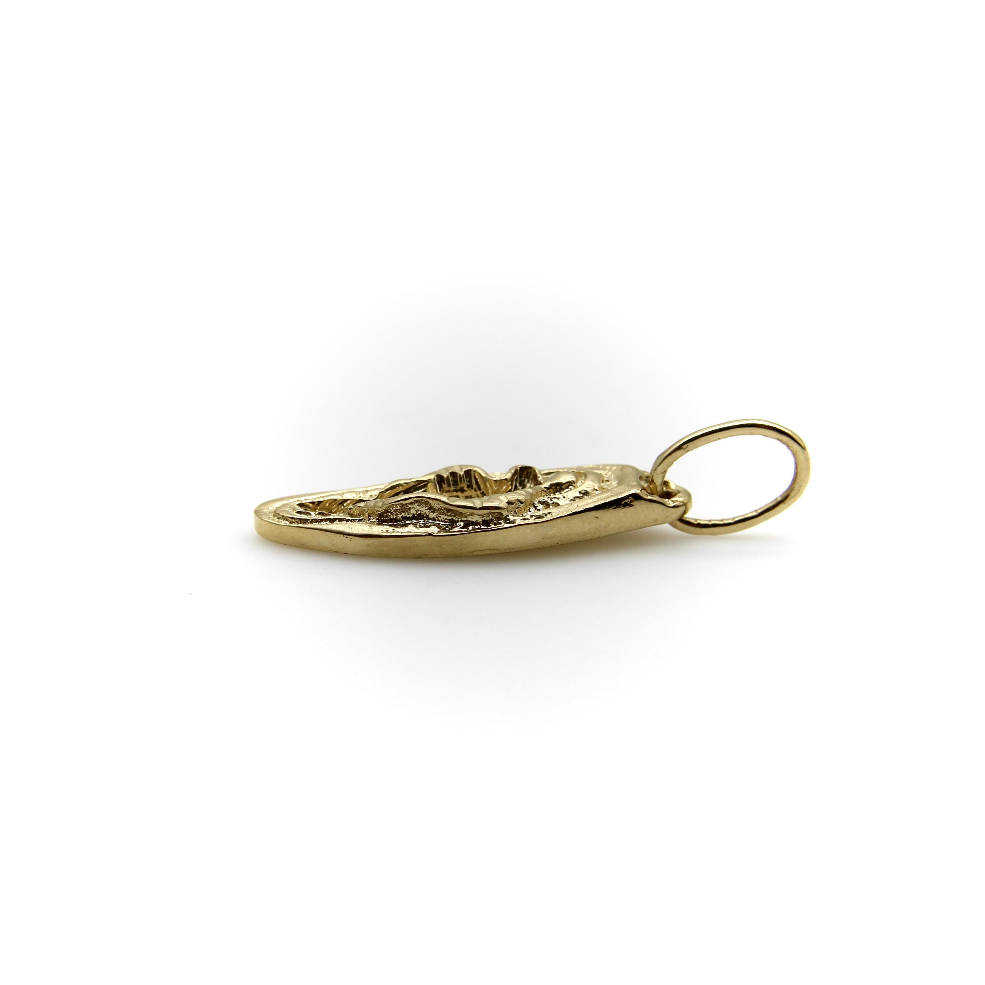 Contemporain Pendentif Vulve en or 14k pour l'émancipation des femmes avec diamants en vente