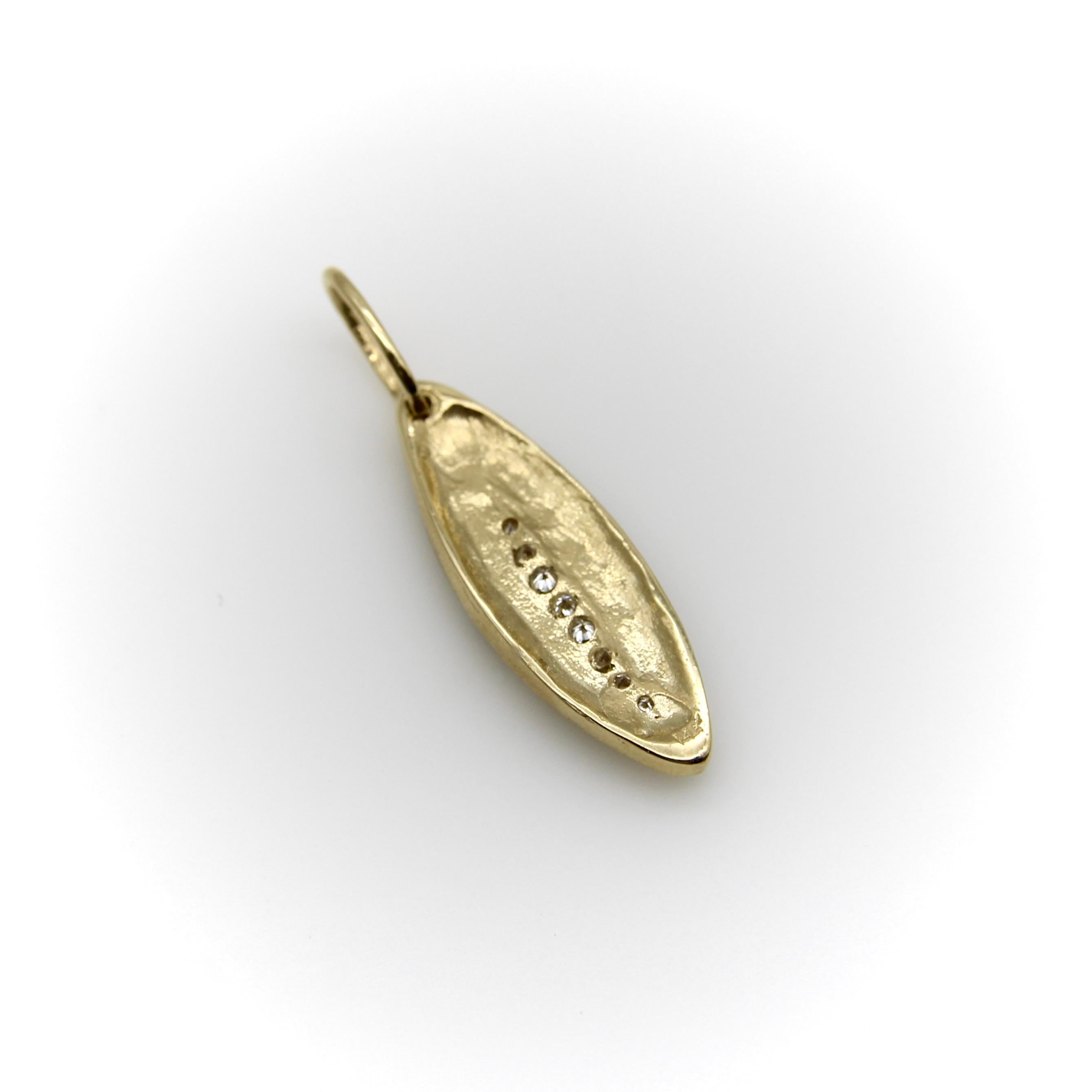 Taille ronde Pendentif Vulve en or 14k pour l'émancipation des femmes avec diamants en vente