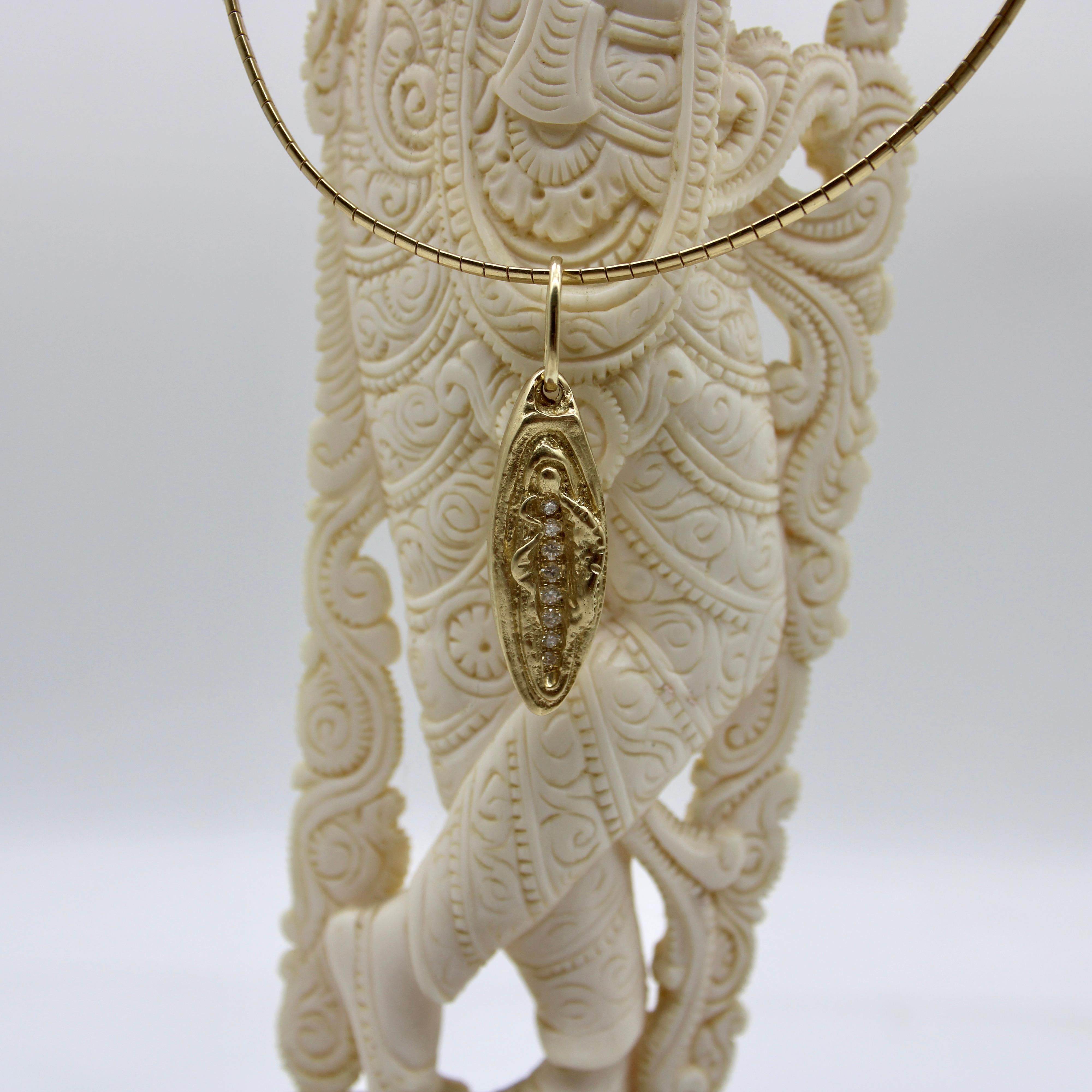 Pendentif Vulve en or 14k pour l'émancipation des femmes avec diamants Unisexe en vente