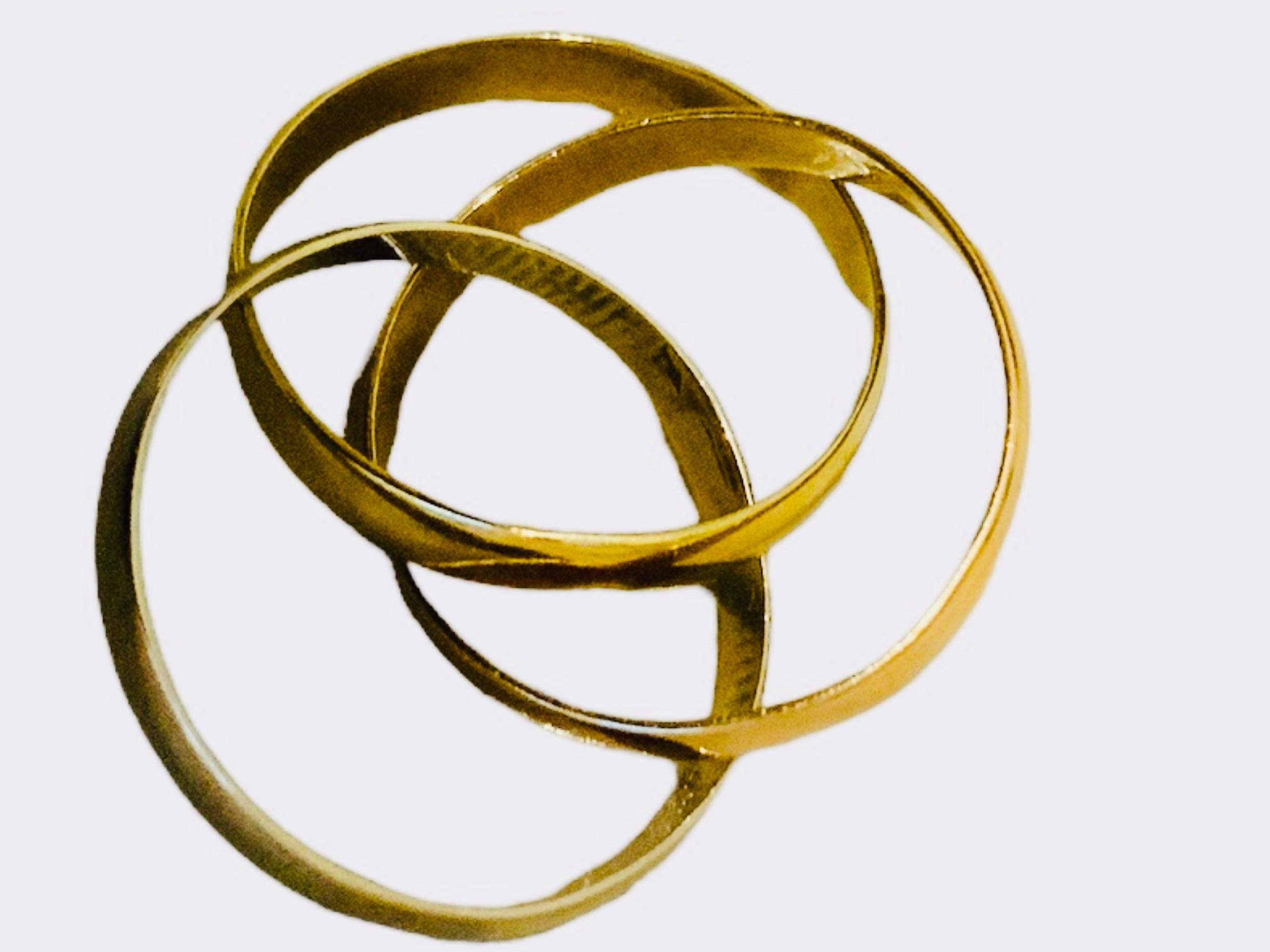 Dies ist ein Satz von drei dünnen Bändern aus 14K Gold. Es zeigt drei runde Bänder in verschiedenen Goldtönen (Gelb-, Weiß- und Roségold), die miteinander verflochten sind. Sie symbolisieren die Heilige Dreifaltigkeit - den Vater, den Sohn und den