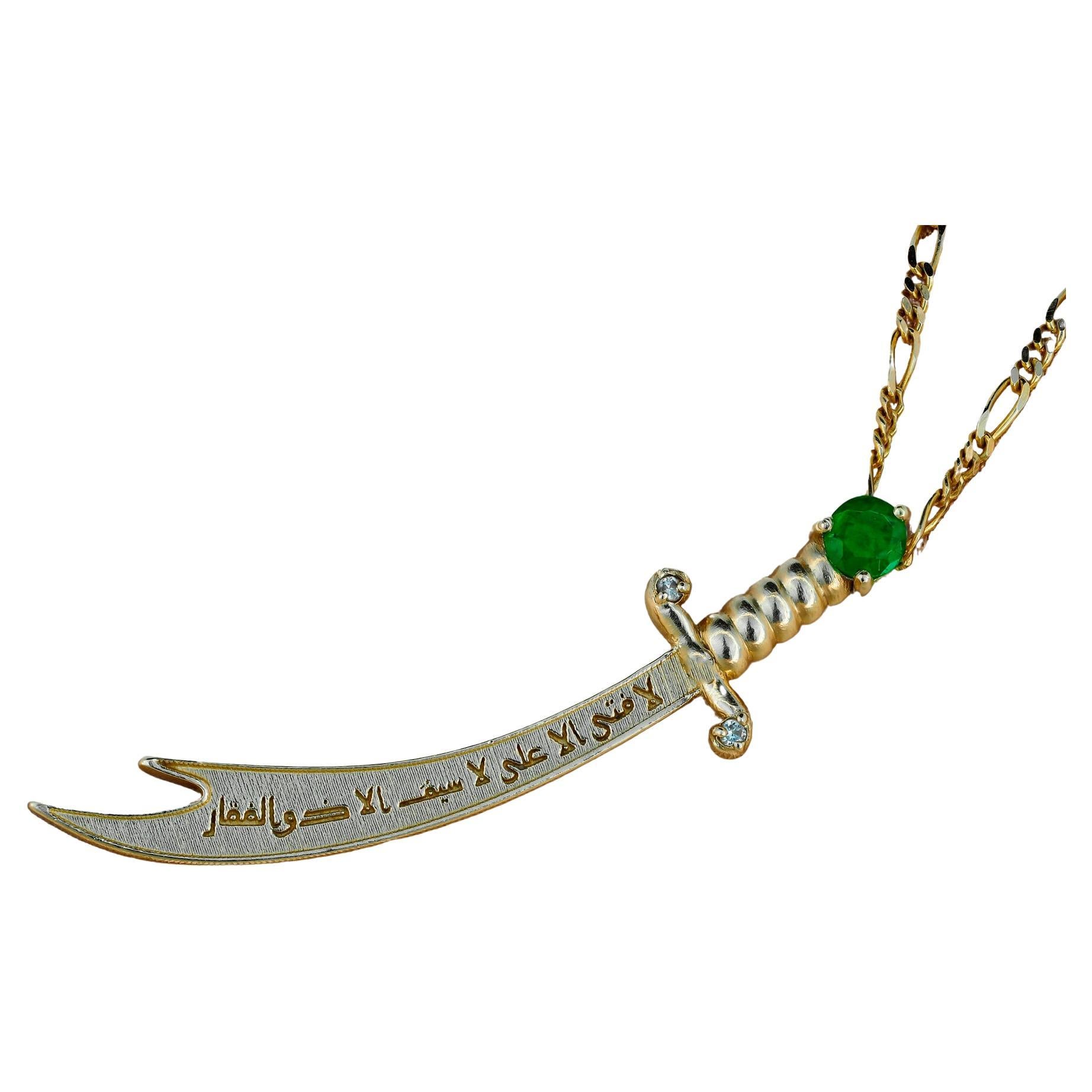 Pendentif épée Zulfikar en or 14 carats avec émeraude et diamants. 
