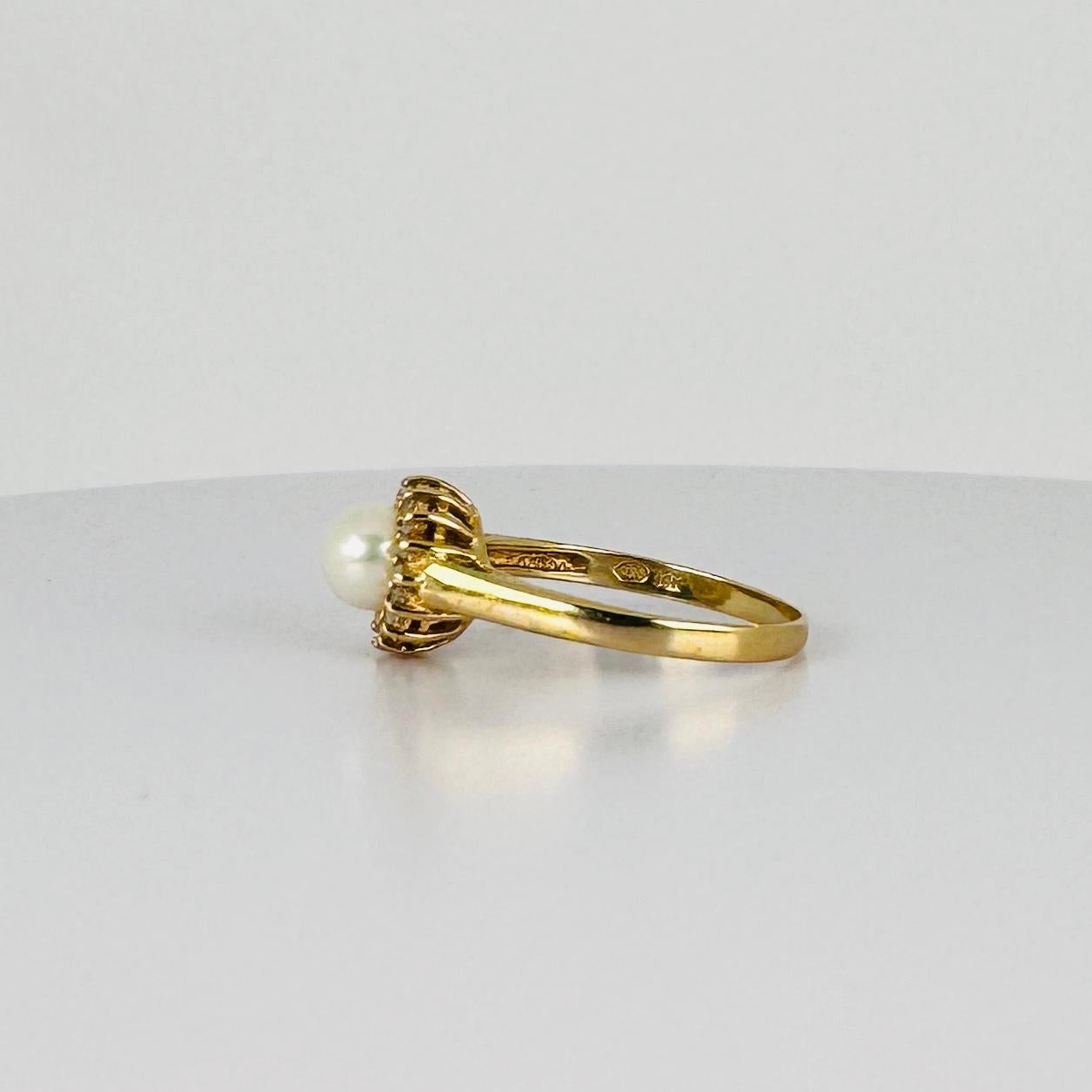 14k Golden Ring with Round Pearl and 18 diamonds of 0.18 carat In Good Condition For Sale In Heemstede, NL