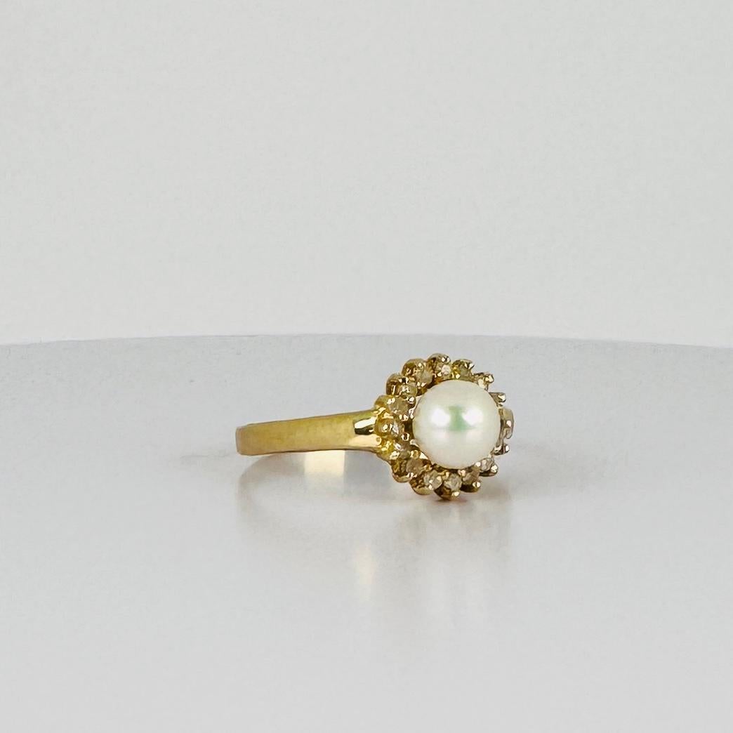 14k Golden Ring with Round Pearl and 18 diamonds of 0.18 carat For Sale 2