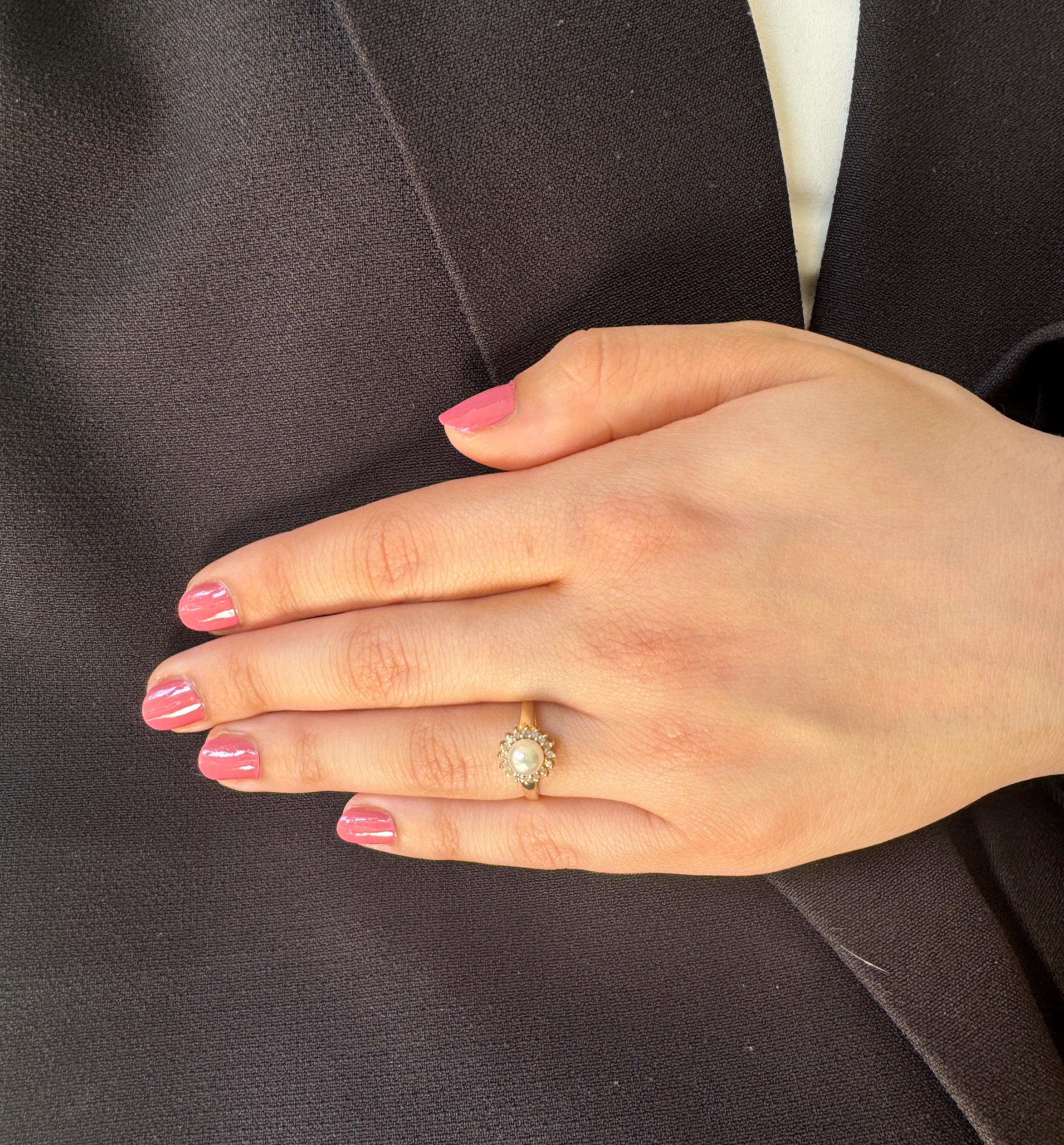 14k Golden Ring with Round Pearl and 18 diamonds of 0.18 carat For Sale 4