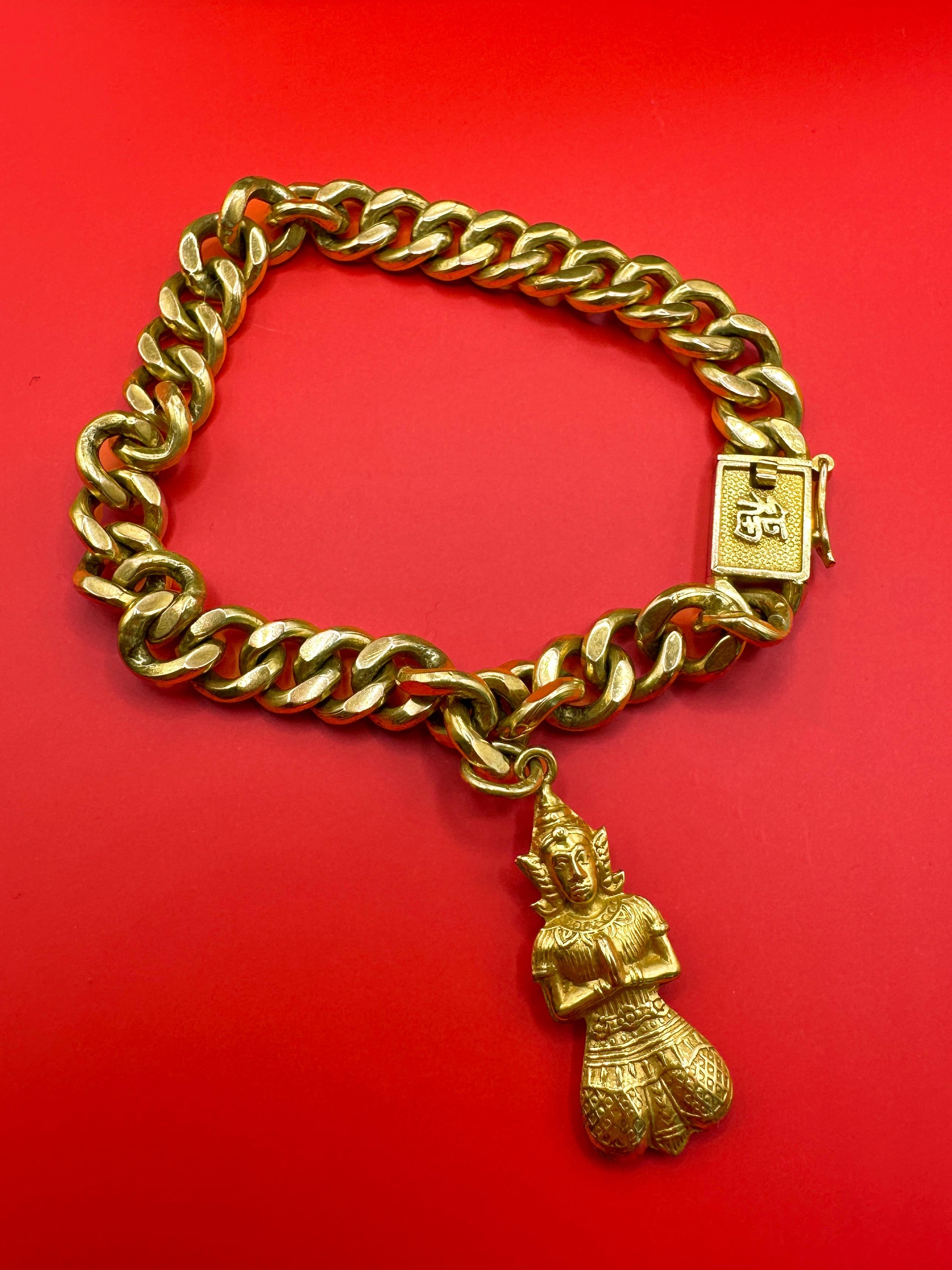 Manifiesta tu buena fortuna con esta impresionante Pulsera de la Buena Fortuna de 14 quilates con un carácter chino. Fabricada en oro amarillo de 14 quilates, esta pieza vintage está en perfecto estado y pesa 28,3 gramos. Abraza la suerte y el