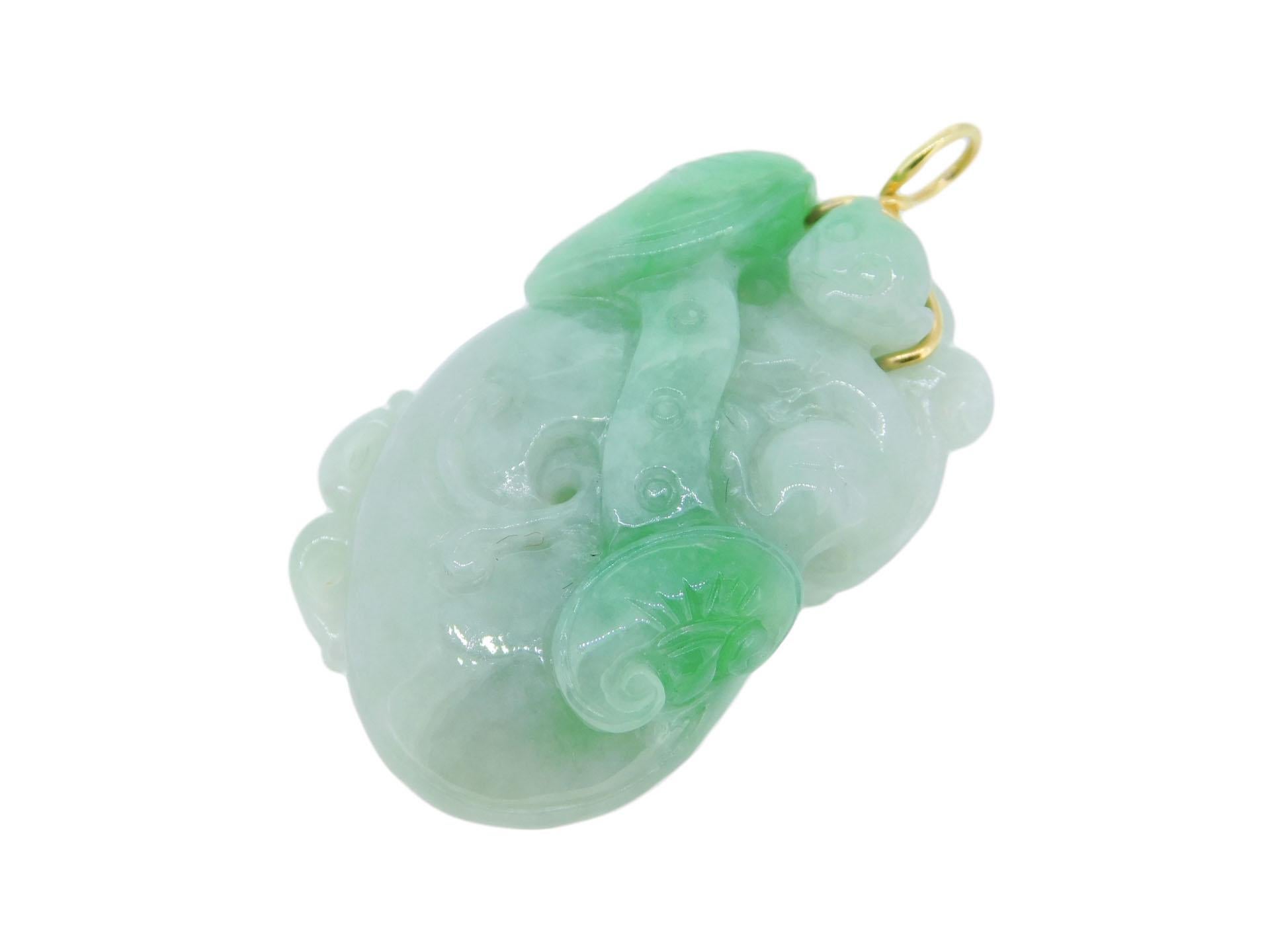 Ciondolo in giada scolpita in oro giallo 14K con rapporto Mason-Kay Jade che attesta giada naturale di grado A, non tinta. La giada è grande, misura 24 mm x 36 mm e 12 mm di spessore e con la cauzione crea un ciondolo lungo 1,5 cm. Il ciondolo pesa