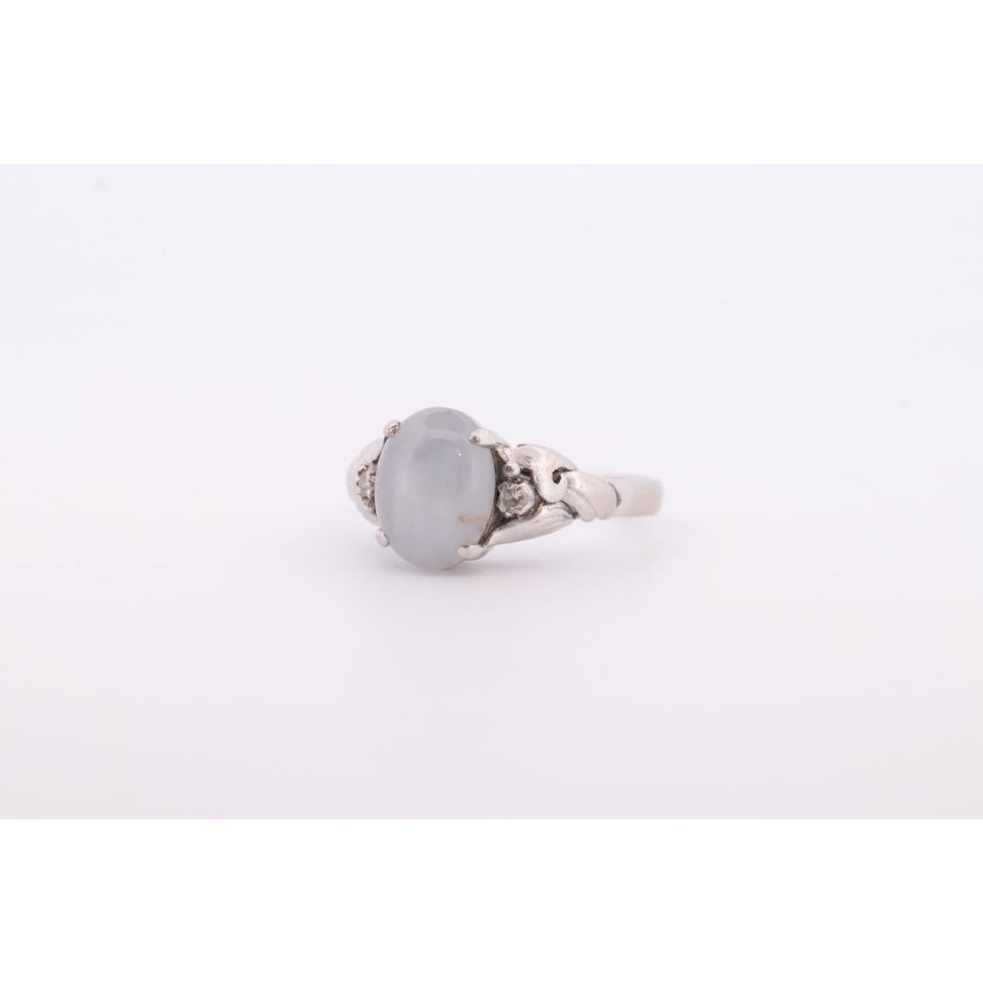 Vintage By aus den 1980er Jahren
MATERIALIEN: Gold
Edelstein: Saphir
Farbe des Edelsteins: Gray

Bandfarbe: Silber

Einzigartiger Ring. Ausgezeichneter ovaler Cabochon GRAY / White Star Saphir in viktorianischer Krallenfassung. Der 6-zackige Stern