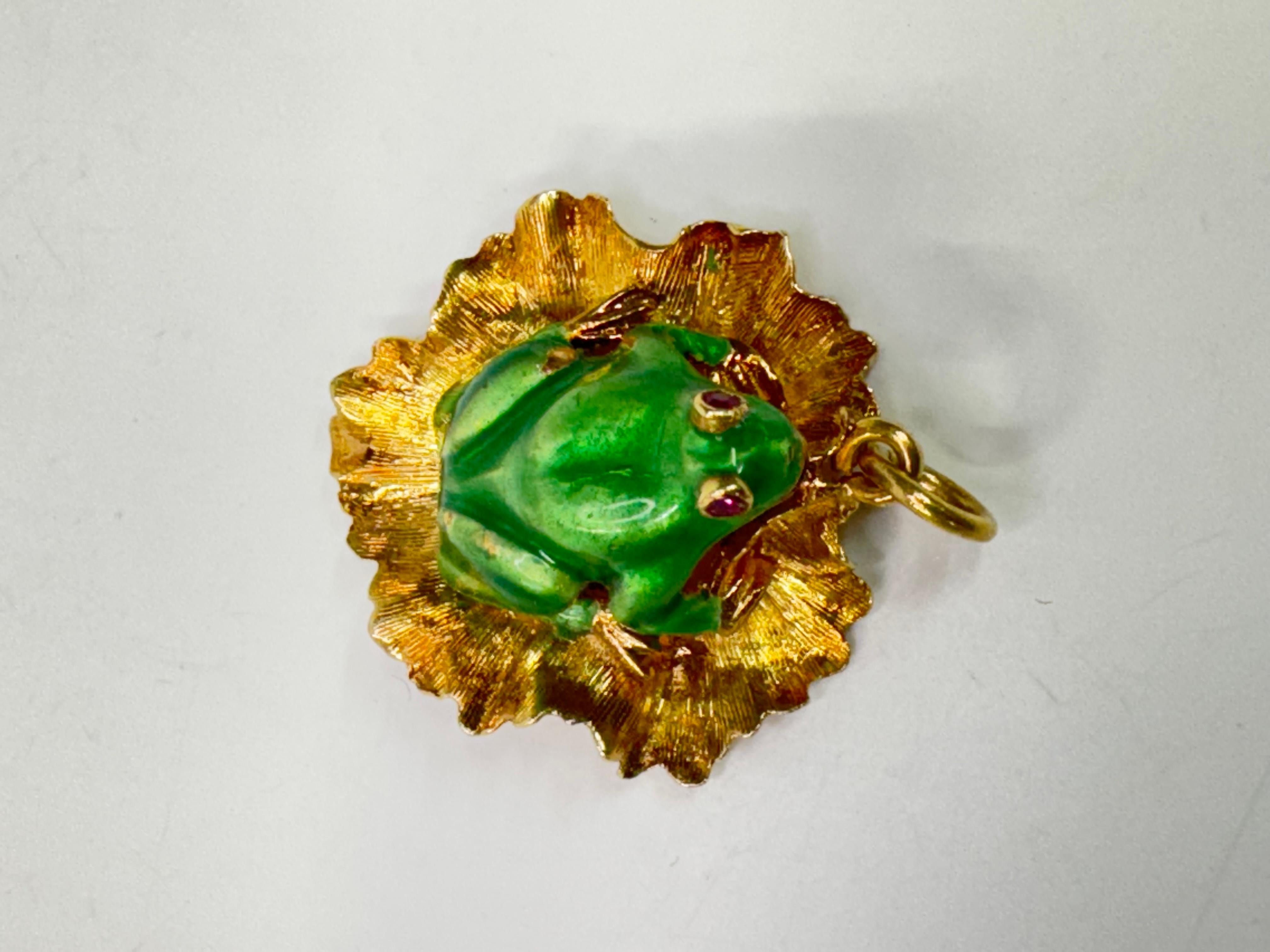 Art Déco Ciondolo con rana in smalto verde 14k in vendita