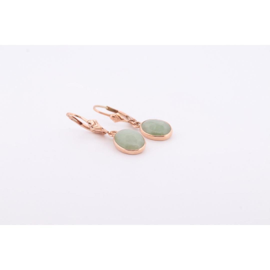 Boucles d'oreilles pendantes en jade vert 14k. Boucles d'oreilles ovales en Jade avec chaton en vente 2