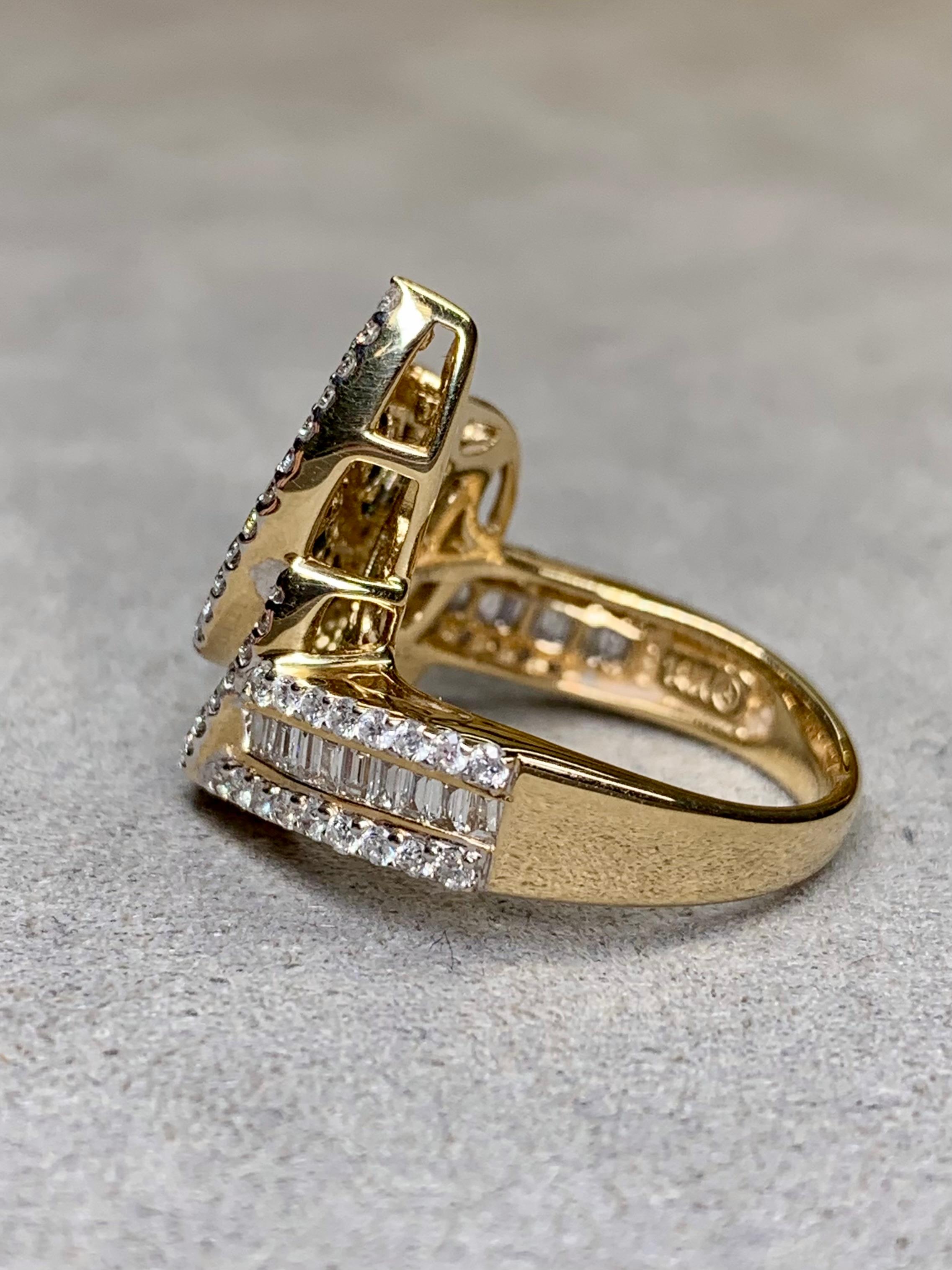 Un anello contemporaneo realizzato in oro giallo 14 carati con circa 1,75 carati di diamanti rotondi e baguette di colore G-I e purezza Vs1-Si1 e 2 carati di tormalina verde naturale.


Dimensioni/Peso:

L'anello misura 0,90