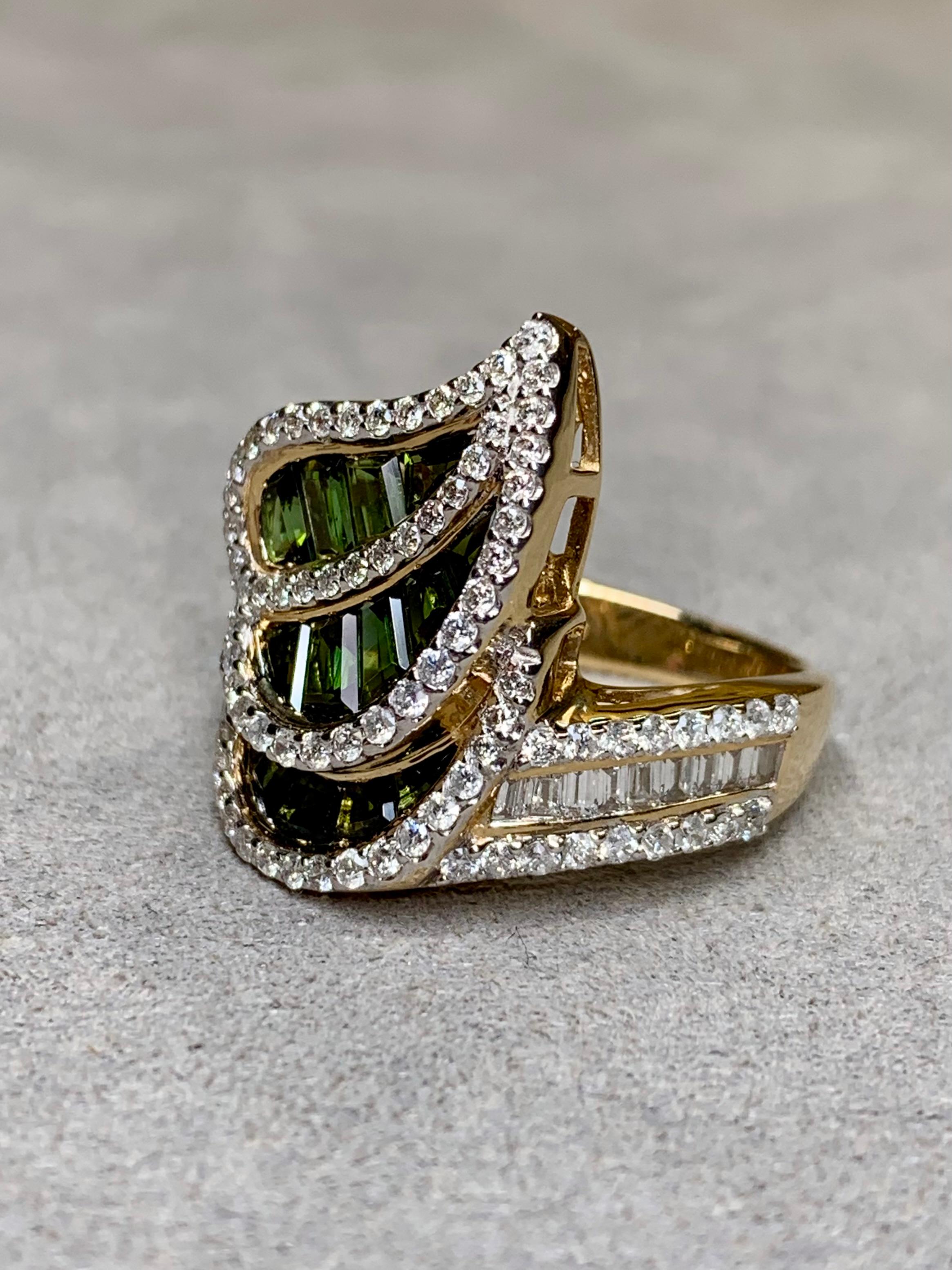 Contemporaneo Anello da cocktail con tormalina verde 14K e diamante baguette 3,75ctw Sz 6.25 in vendita