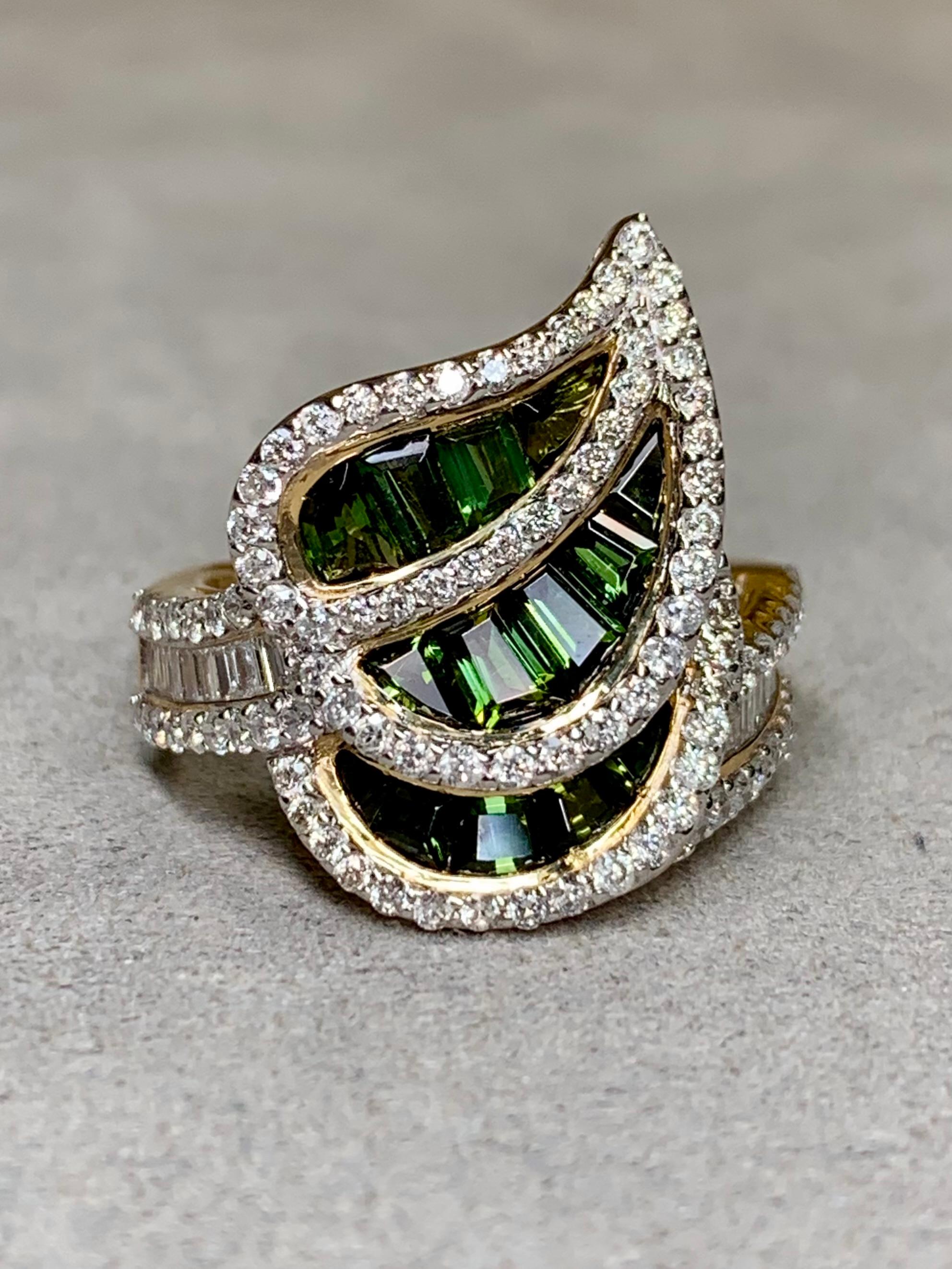 Taglio baguette Anello da cocktail con tormalina verde 14K e diamante baguette 3,75ctw Sz 6.25 in vendita