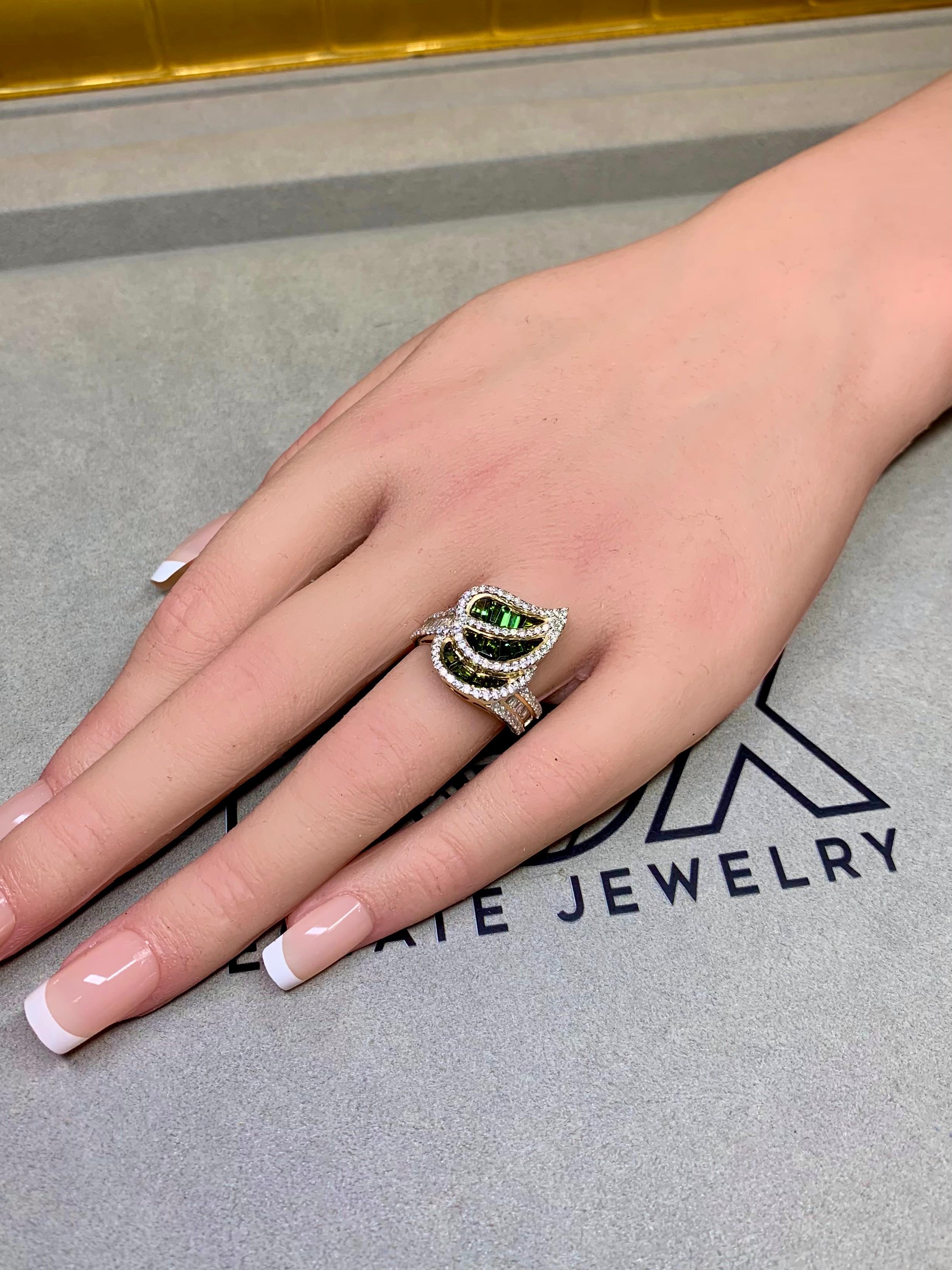 Anello da cocktail con tormalina verde 14K e diamante baguette 3,75ctw Sz 6.25 in vendita 1