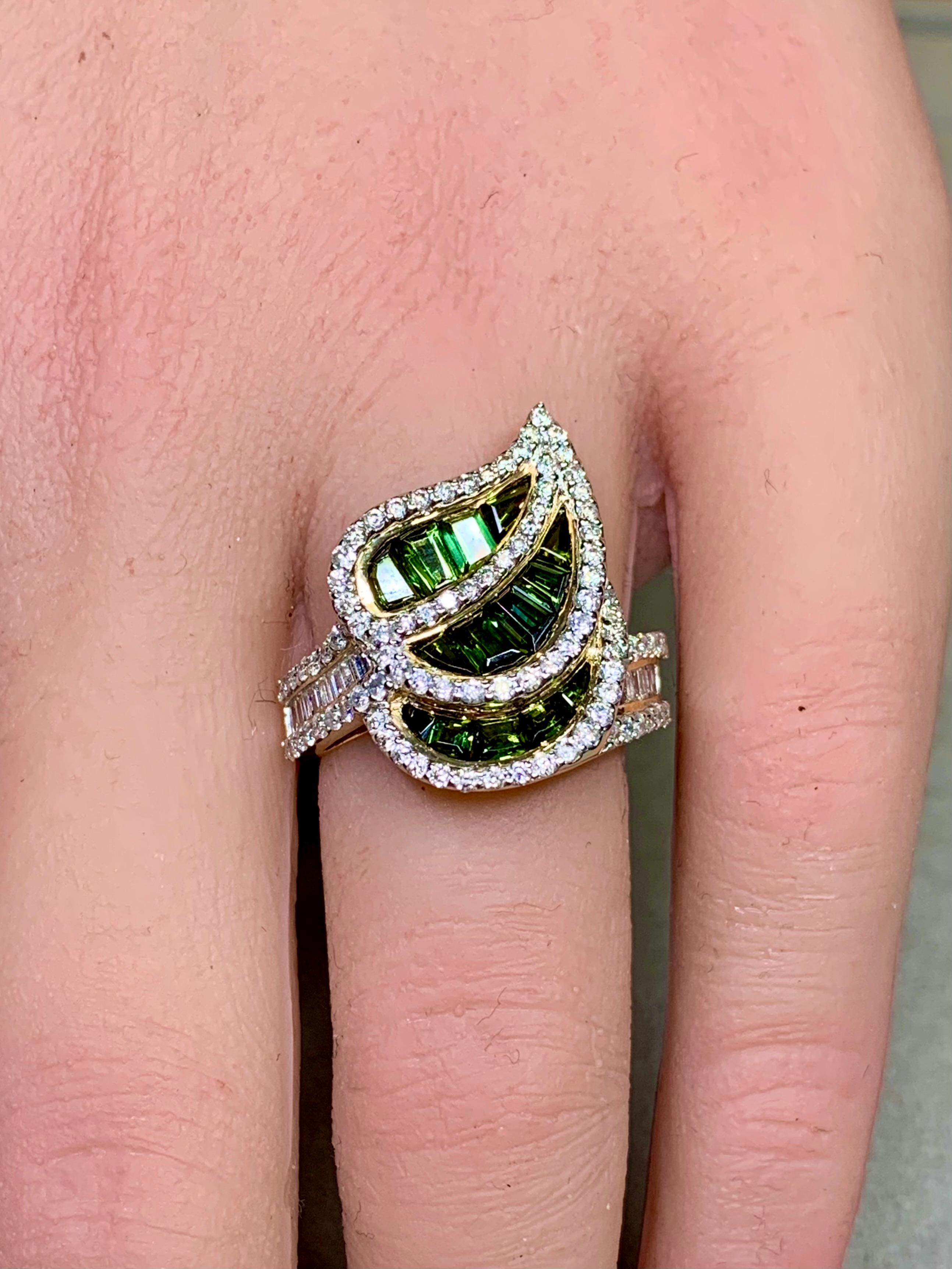 Anello da cocktail con tormalina verde 14K e diamante baguette 3,75ctw Sz 6.25 in vendita 2