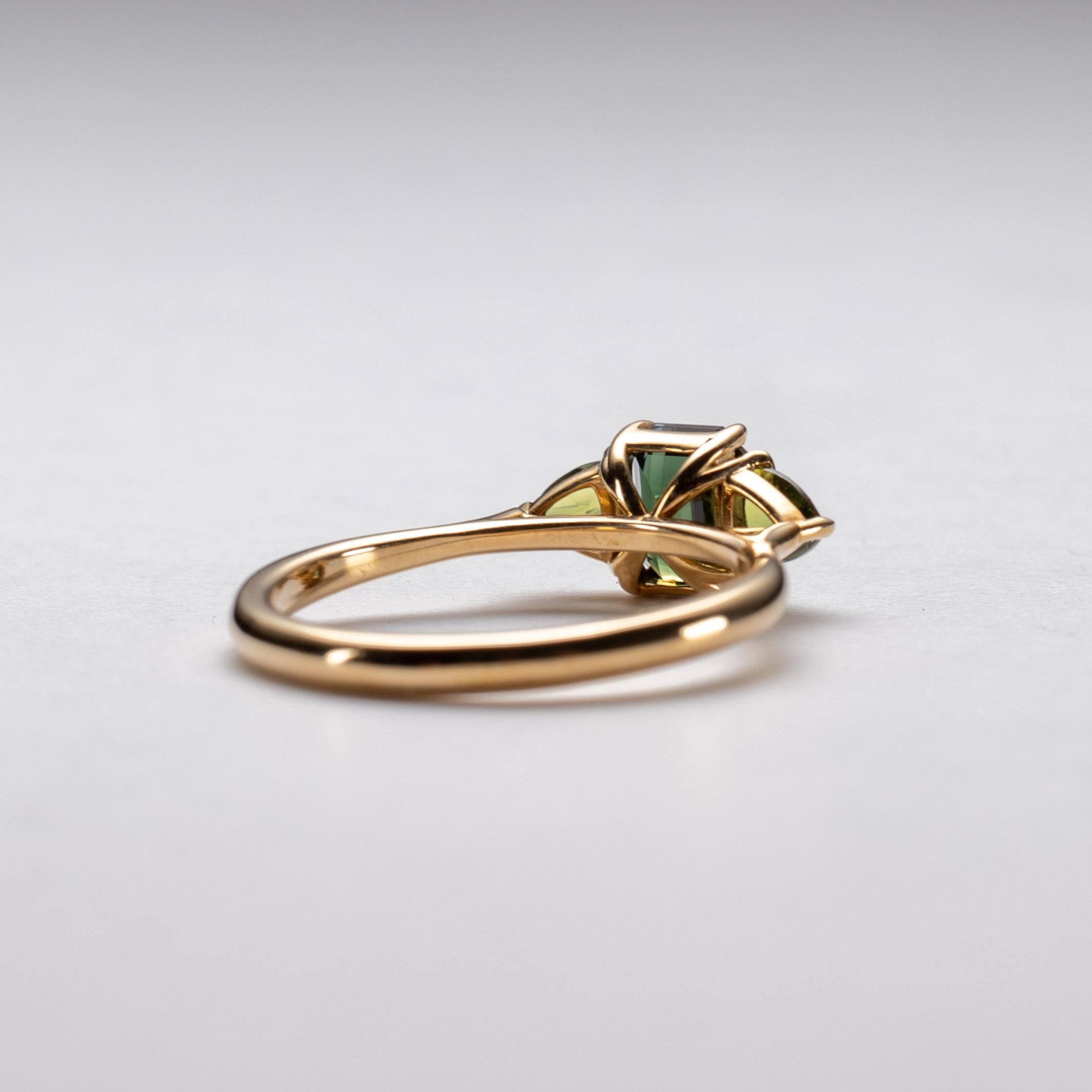 14K Green Trio Sapphire Ring In New Condition For Sale In Wallingford, CT