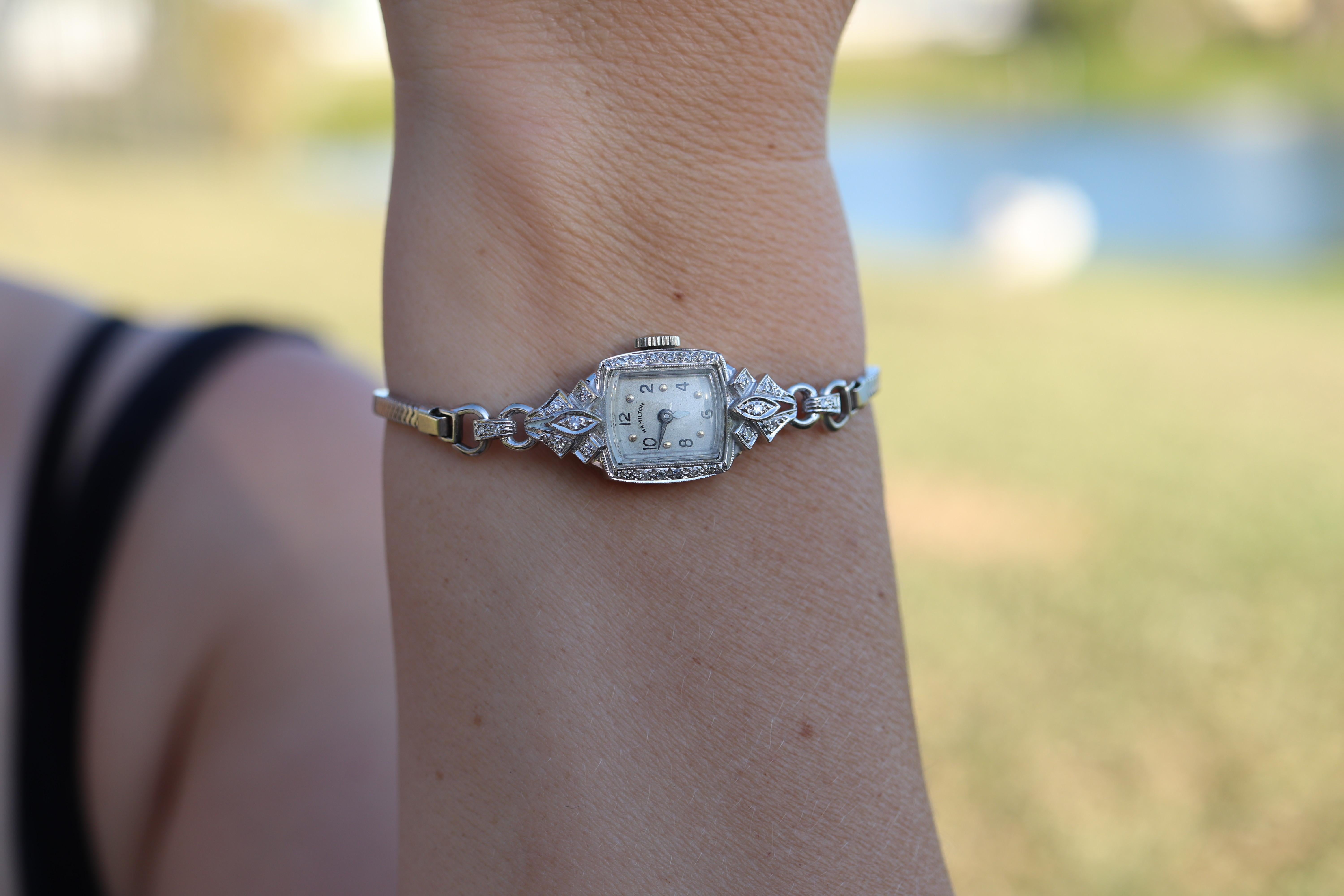 Une pièce d'horlogerie étonnante.
Montre-bracelet entièrement mécanique Hamilton.
Boîtier en or blanc 14k avec de multiples diamants.
Bracelet Kreiser en or blanc 14k.

Condit : La montre se remonte et fait tic-tac. Nécessite un enroulement