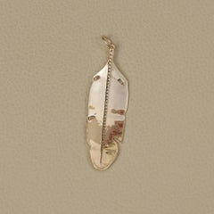 Ciondolo in oro 14K charme Moissanite Spine Feather Quill 0,28 Carati
