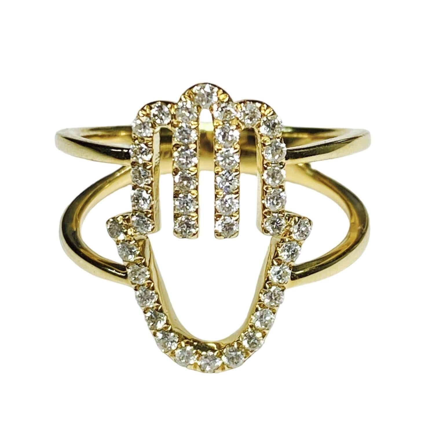 Der 14-karätige Hamsa-Diamantring ist ein fesselndes und spirituell bedeutsames Schmuckstück, das kulturelle Symbolik und luxuriöses Design nahtlos miteinander verbindet.
Gefertigt aus hochwertigem 14-karätigem Gold,
Dieser Ring zeigt das ikonische