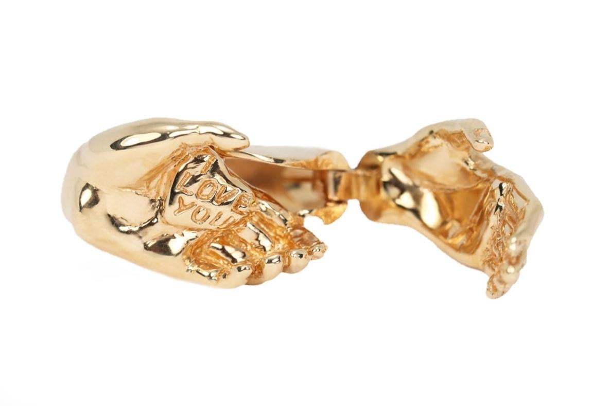 what is the ring with two hands holding a heart