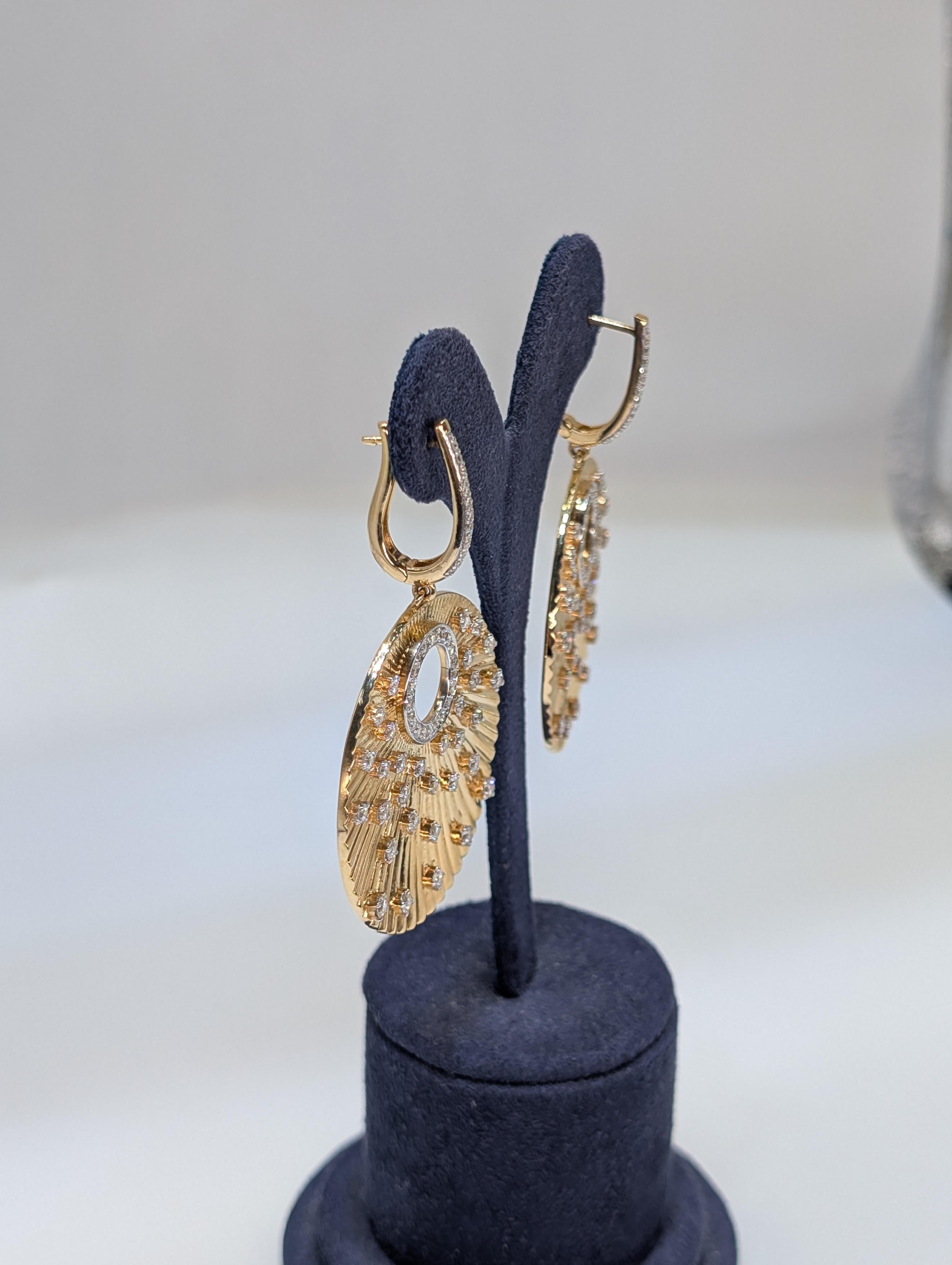 Orecchini pendenti a cerchio sfaccettato in 14K con 3,43 carati di diamanti In condizioni Nuovo in vendita a New York, US