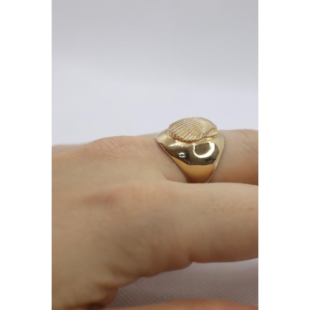 Bague en or jaune 14 carats avec gravure en forme de SHELL lourd. Bague signée SEASHELL Clam en or jaune 14 carats Bon état à Port Charlotte, FL